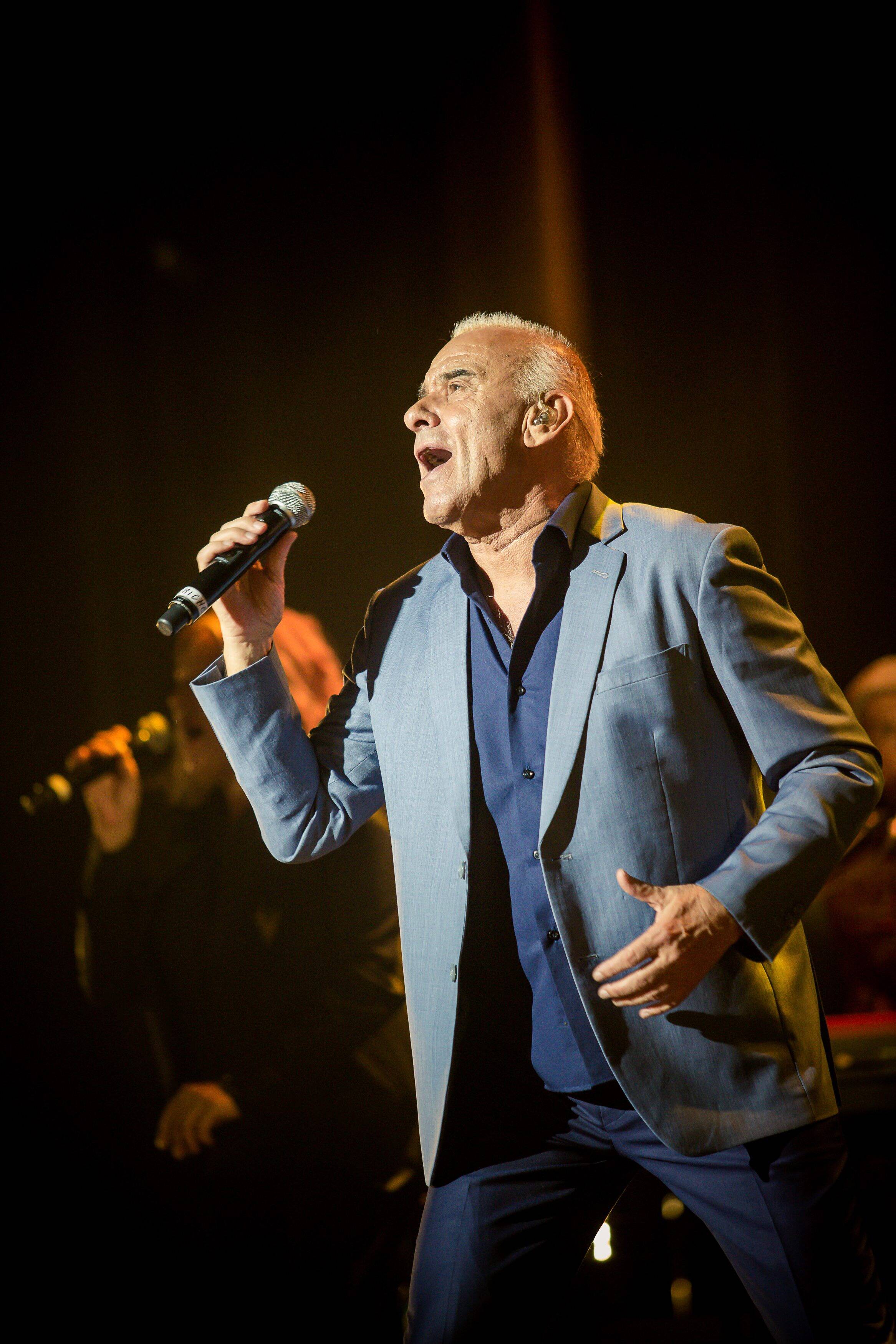 "J'ai quitté Paris, j'habite en Corse où la vie est normale": Michel Fugain, en concert ce vendredi à Fréjus, veut revenir "à l'essentiel"