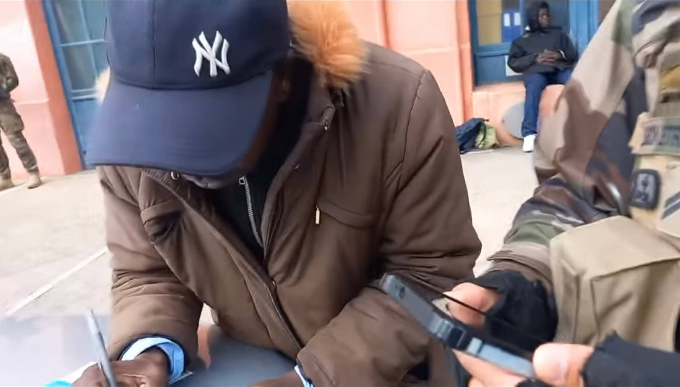 Cédric Herrou accuse la Force Sentinelle de contrôler des migrants dans une vidéo qui fait le buzz