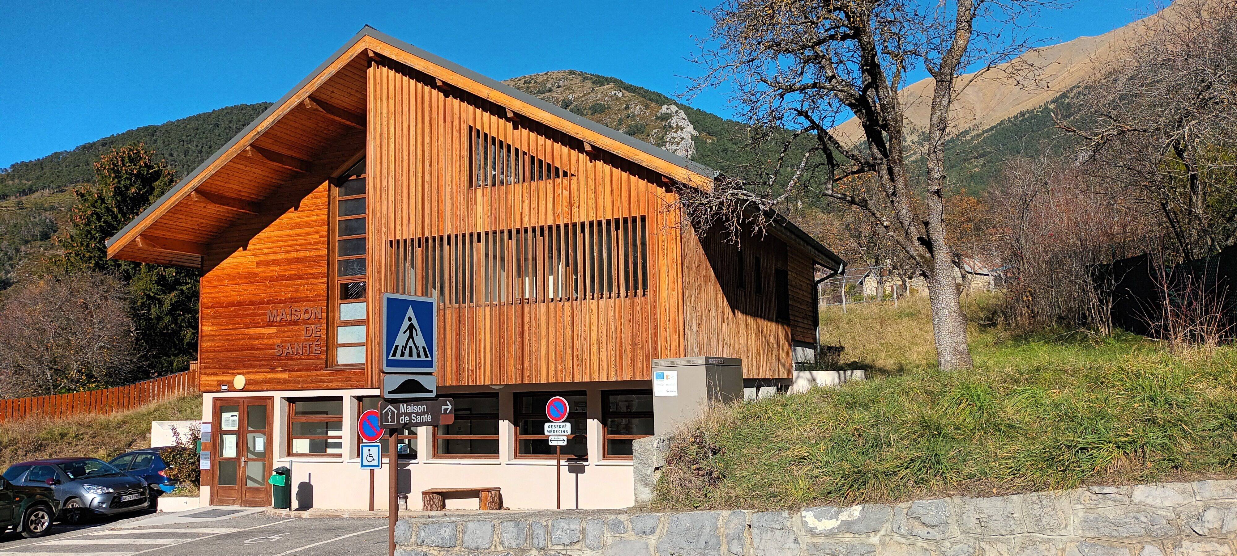 "La situation risque de s'aggraver": face aux soins défaillants dans la vallée de la Tinée, élus et professionnels de santé alertent les autorités