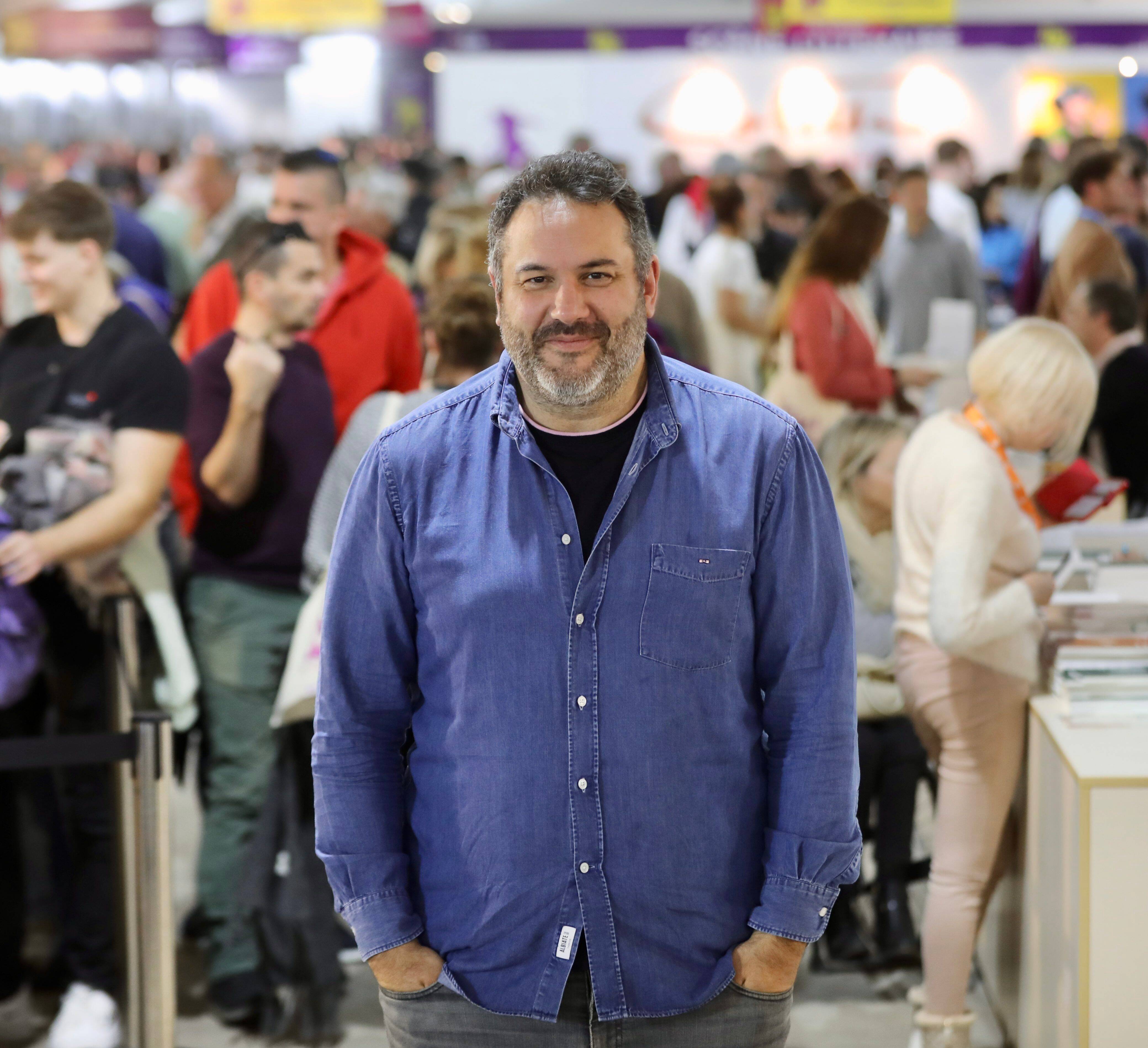 "Si on acceptait un peu plus la mort en amont, on aurait moins ce choc": Bruce Toussaint à la rencontre du public avec son livre sur le deuil