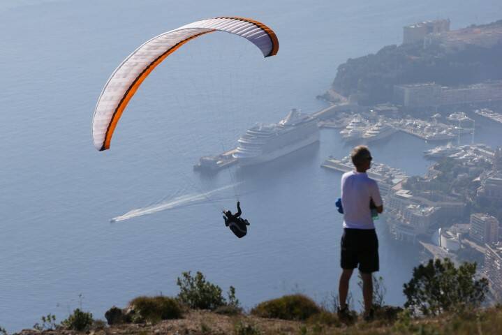Il a atterri sur une caténaire et mis à l'arrêt les trains ce vendredi à Roquebrune-Cap-Martin: le parapentiste témoigne