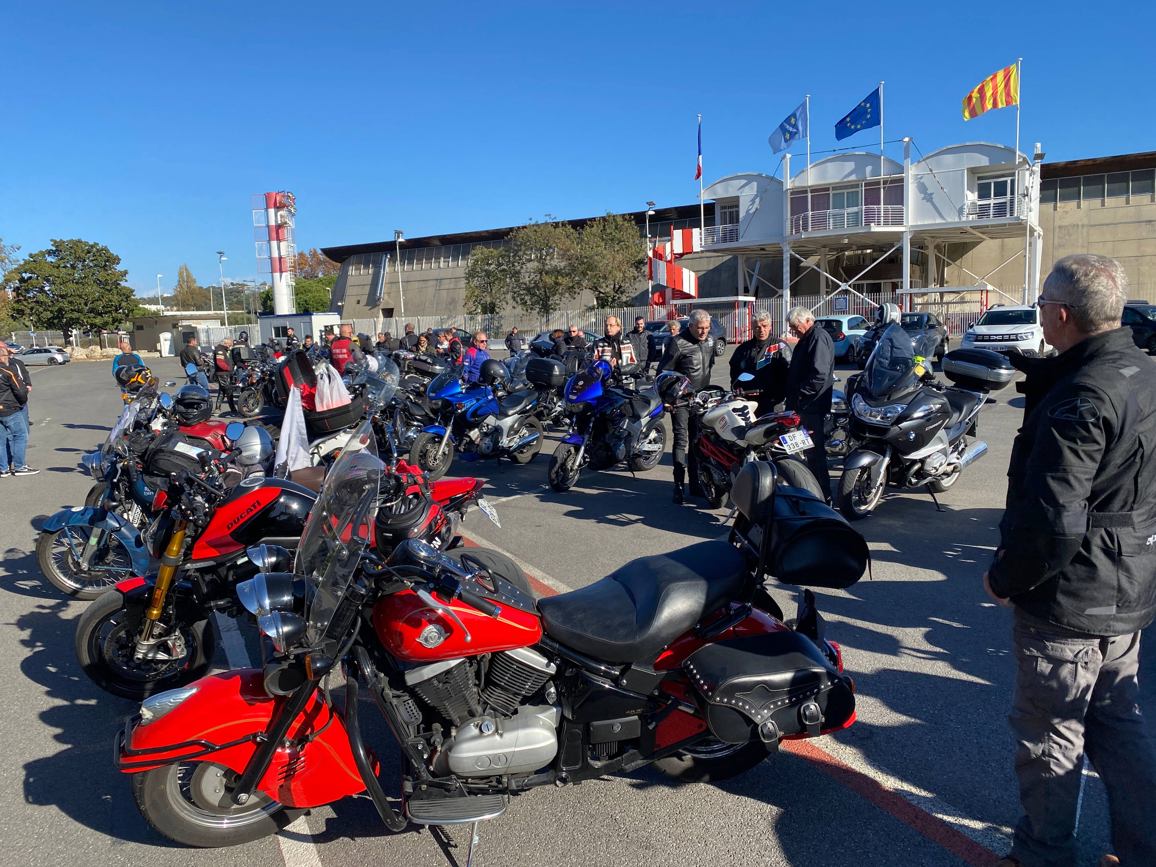 "Pour nous, c'est du racket": les motards en colère manifestent contre le contrôle technique, des ralentissements à prévoir sur la Côte d'Azur