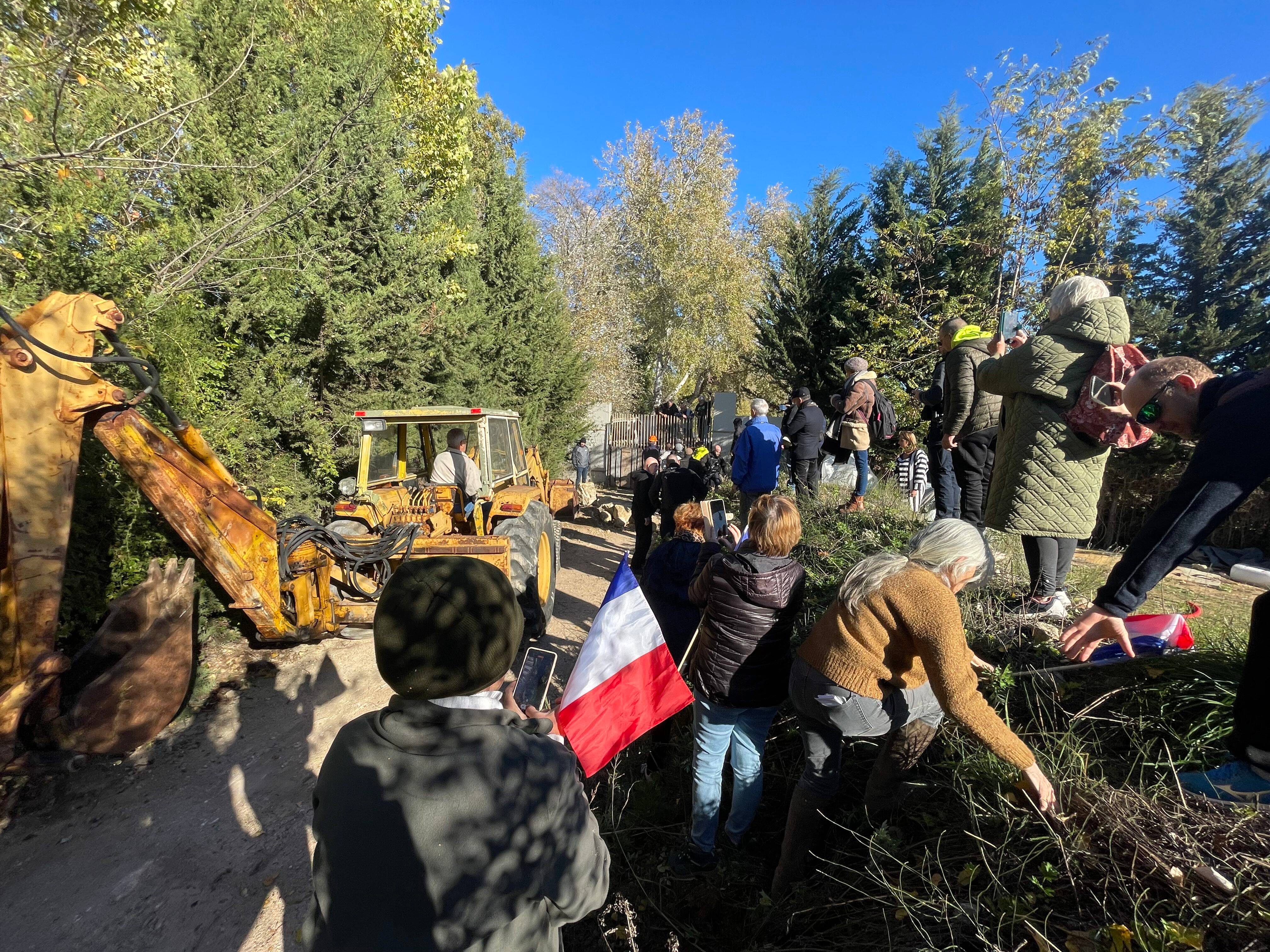 Excédé, ce Varois tente de déloger le squatteur de sa ferme avec un tractopelle