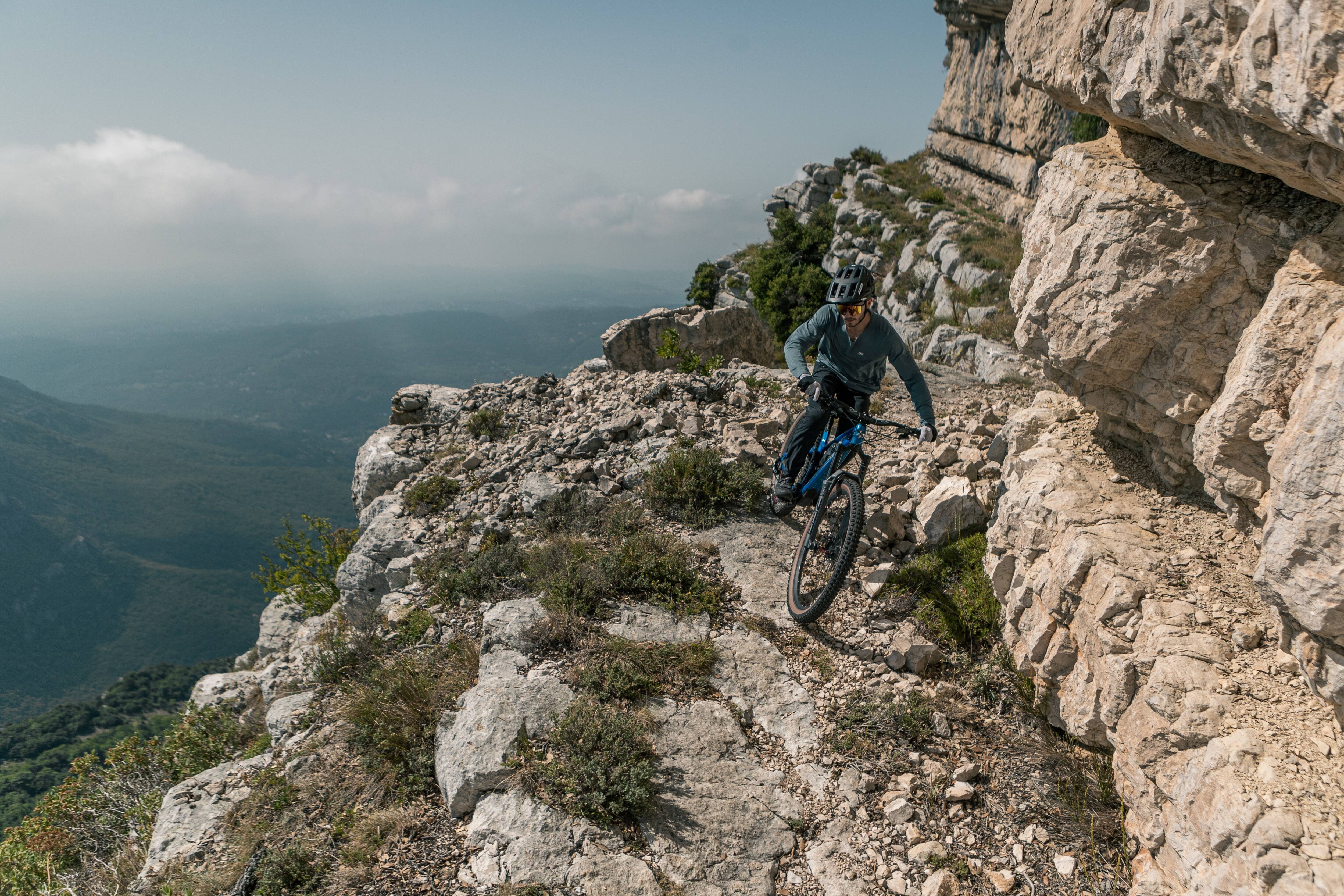 "On a décidé de partir en ride des environs du Mercantour à la promenade des Anglais": embarquez 4 minutes 38 avec le vététiste Yannis Pelé