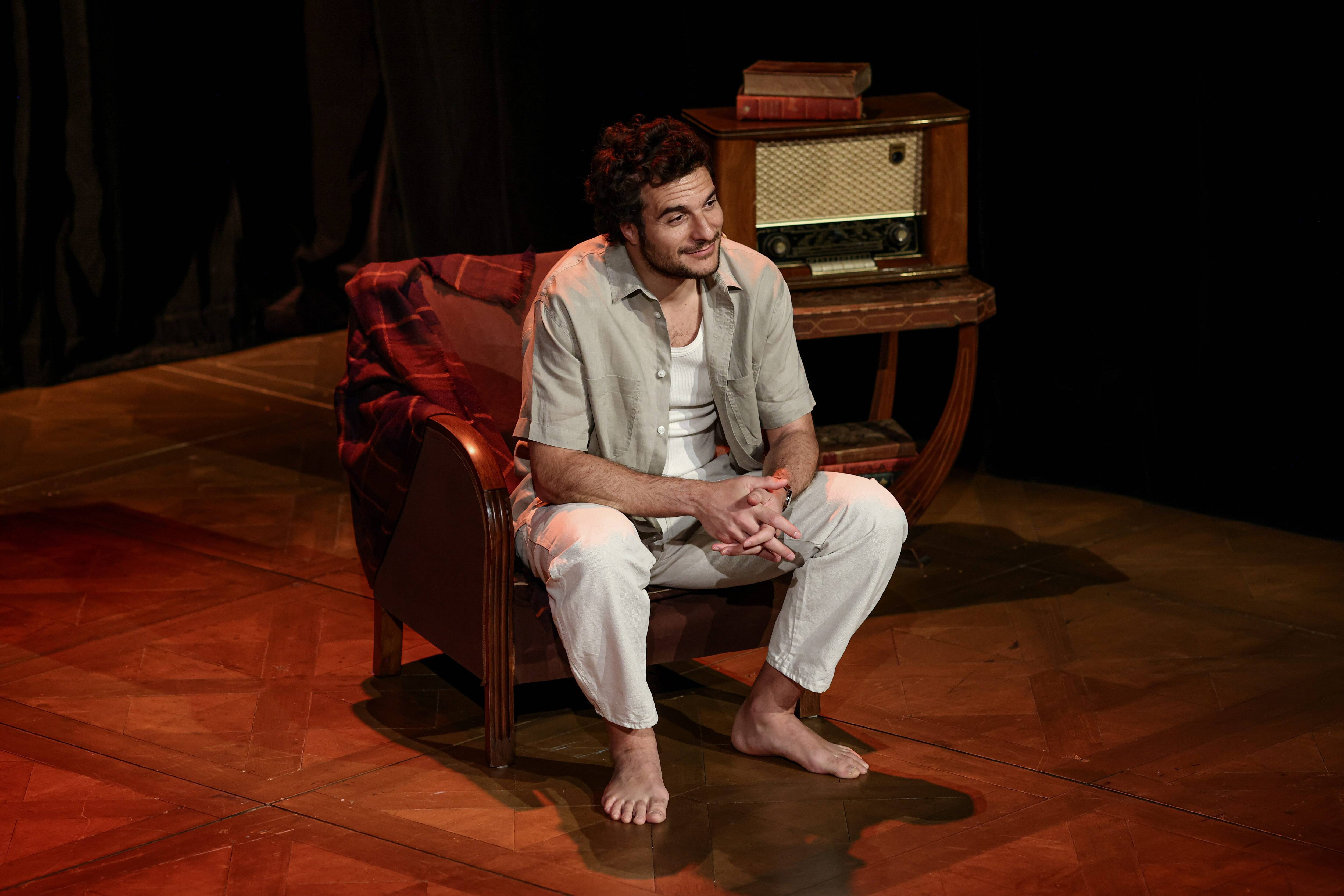 On a vu la pièce "Sélectionné" avec Amir Haddad à Fréjus, que vaut le chanteur sur les planches?