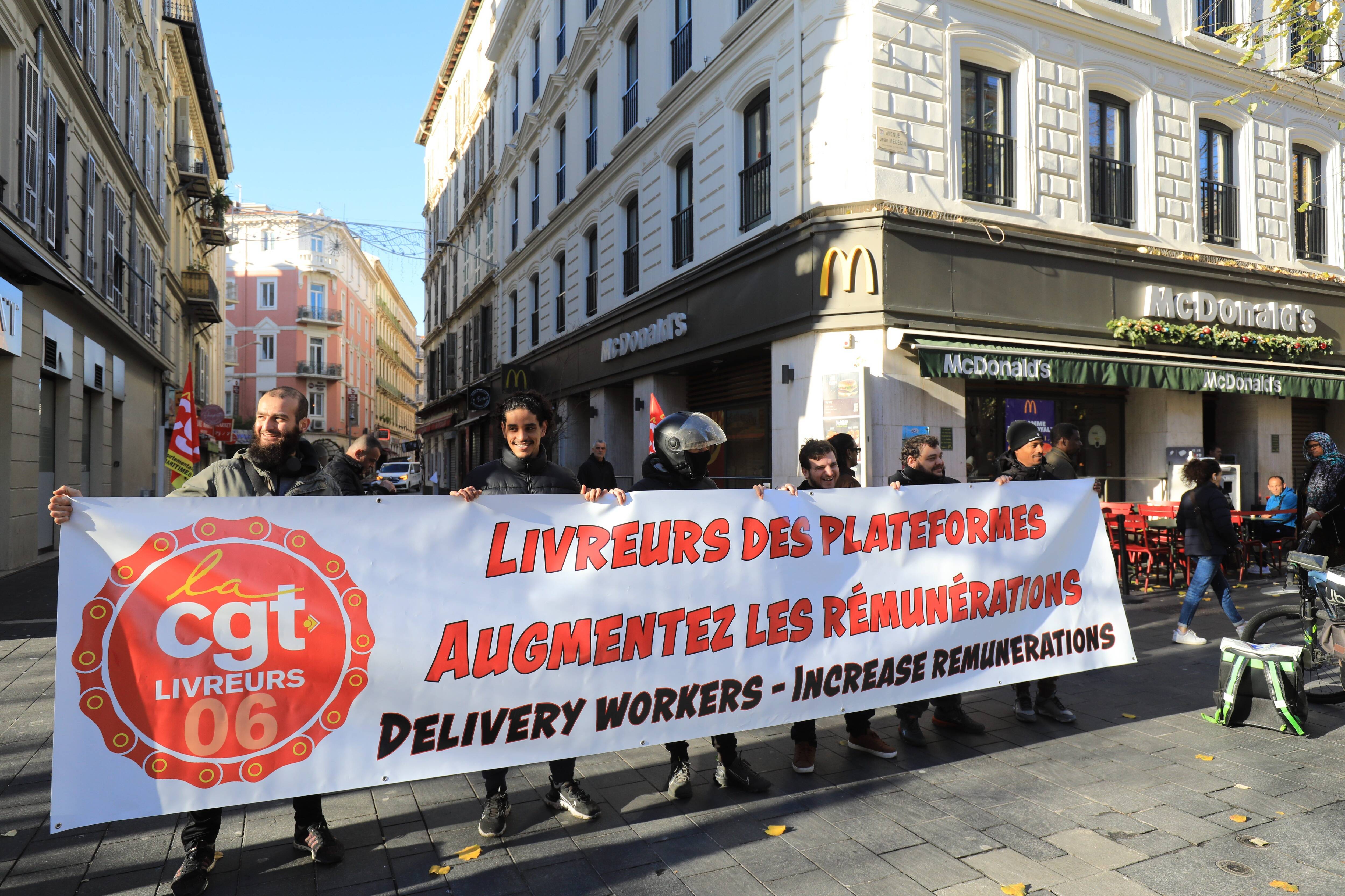 "On est livreurs Uber Eats et on n'a pas de quoi manger": pourquoi des livreurs de plateforme font la grève des commandes ce week-end