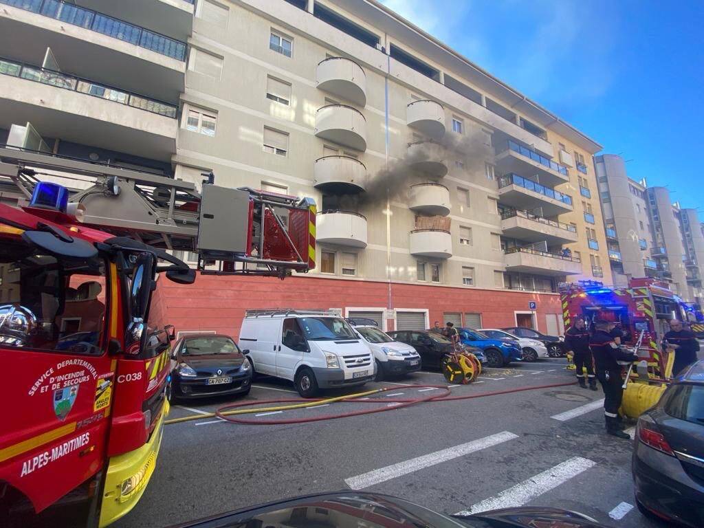 Plus de 20 pompiers mobilisés pour un incendie d'appartement à Nice