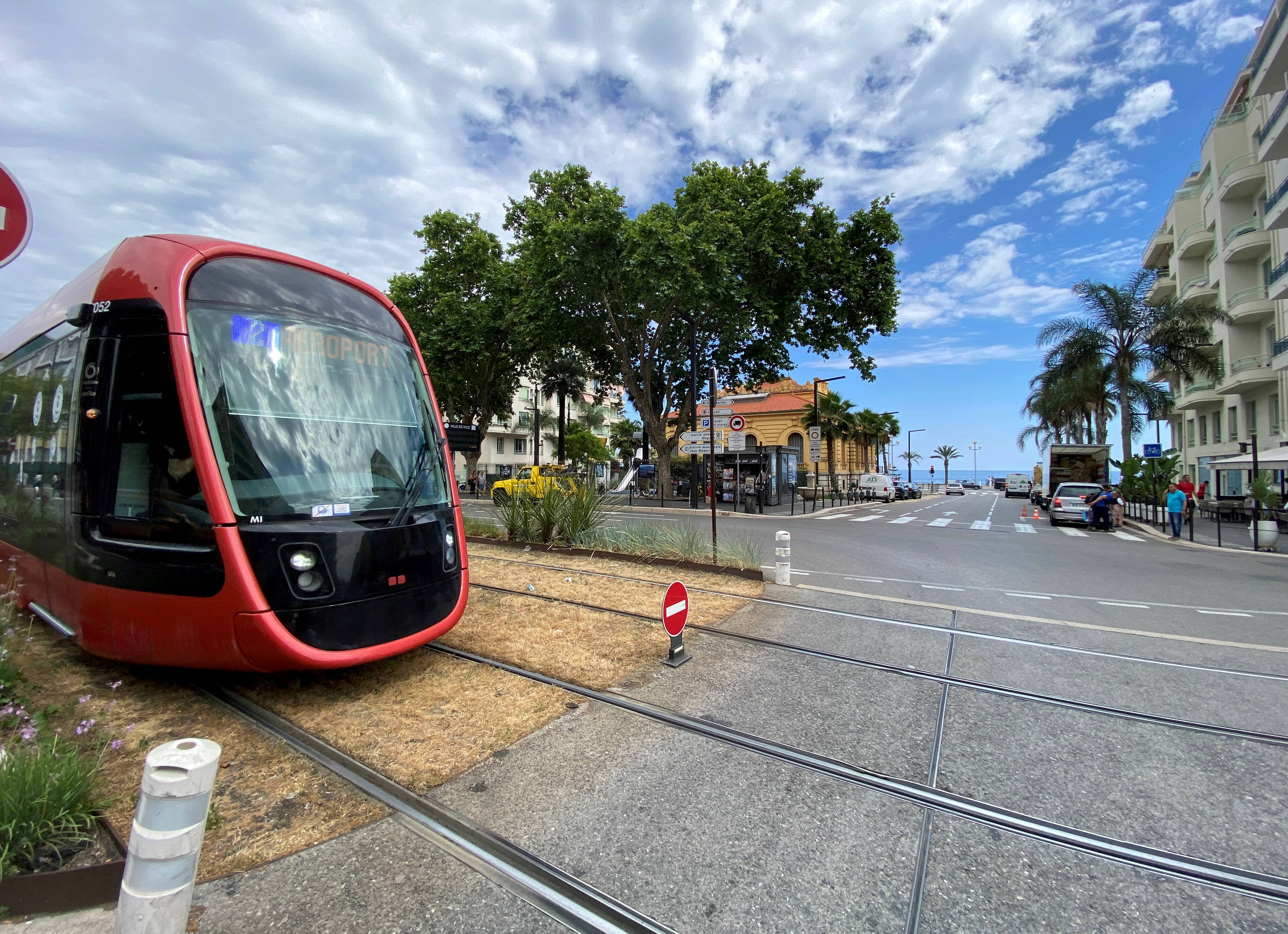 Pourquoi n'y a-t-il pas plus de gazon sur la voie du tram à Nice?