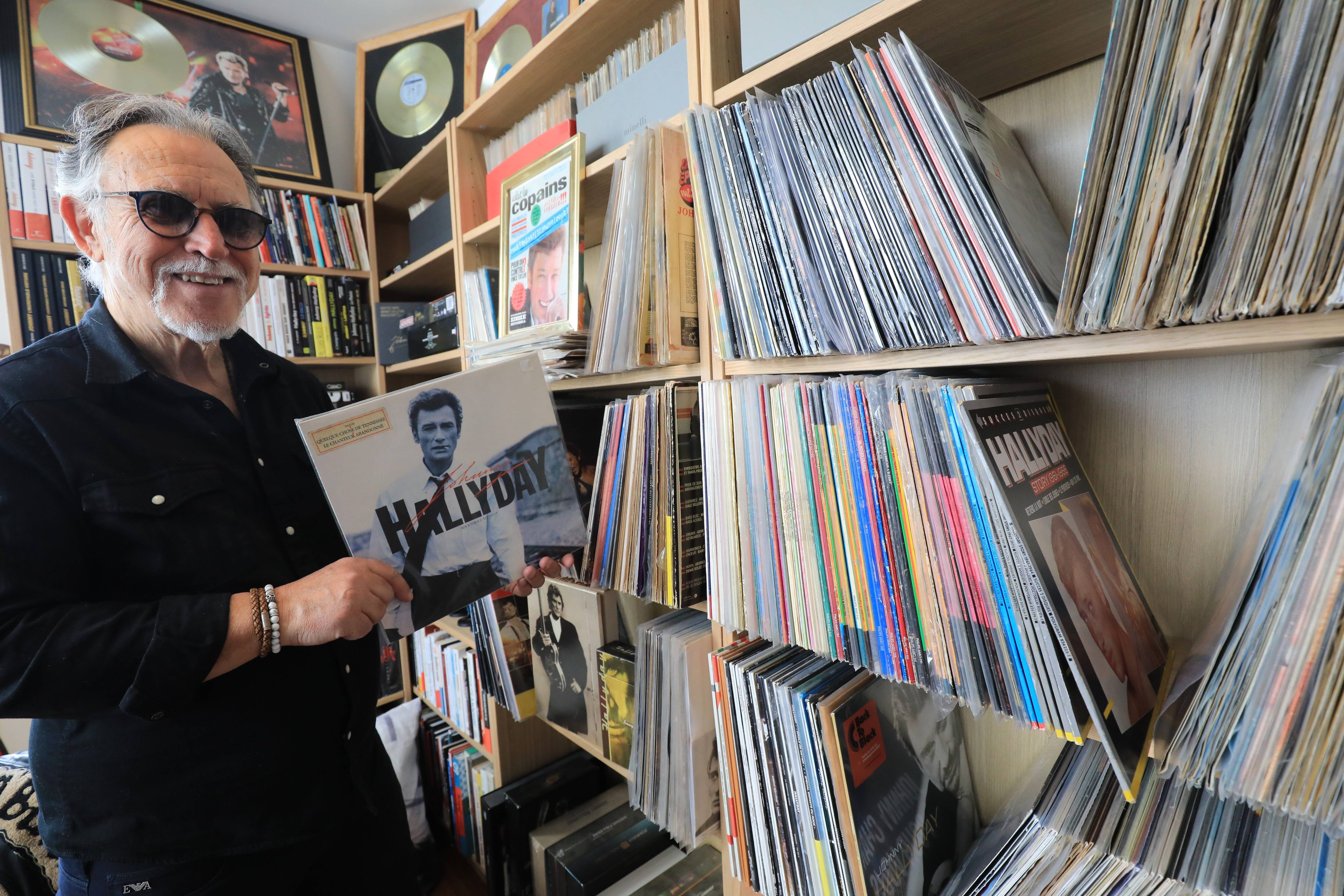 "Ah que il me manque": ce fan absolu de Johnny Hallyday assure avoir "la plus importante collection des Alpes-Maritimes"