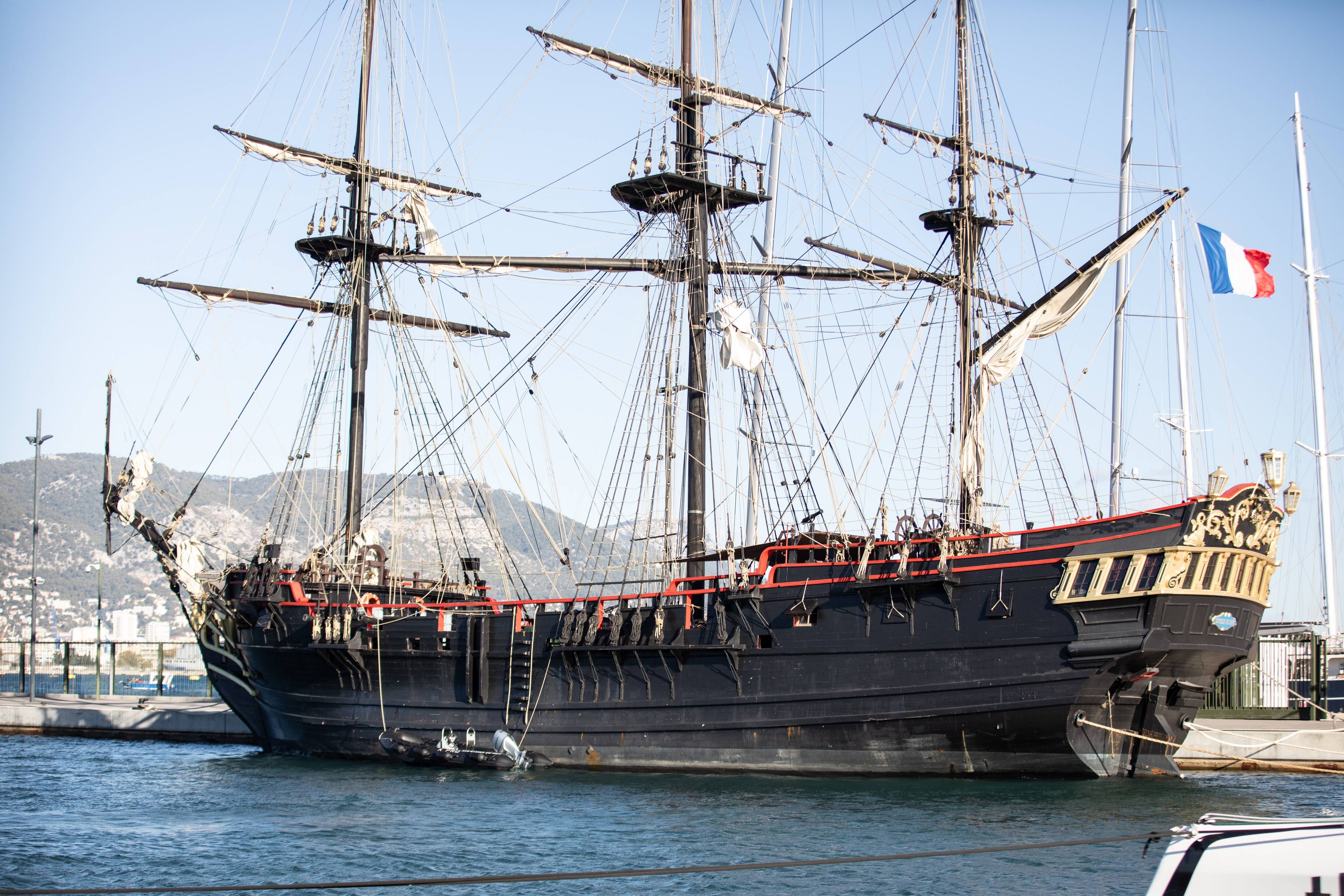 Un voilier du film Napoléon de Ridley Scott est en escale dans la rade de Toulon