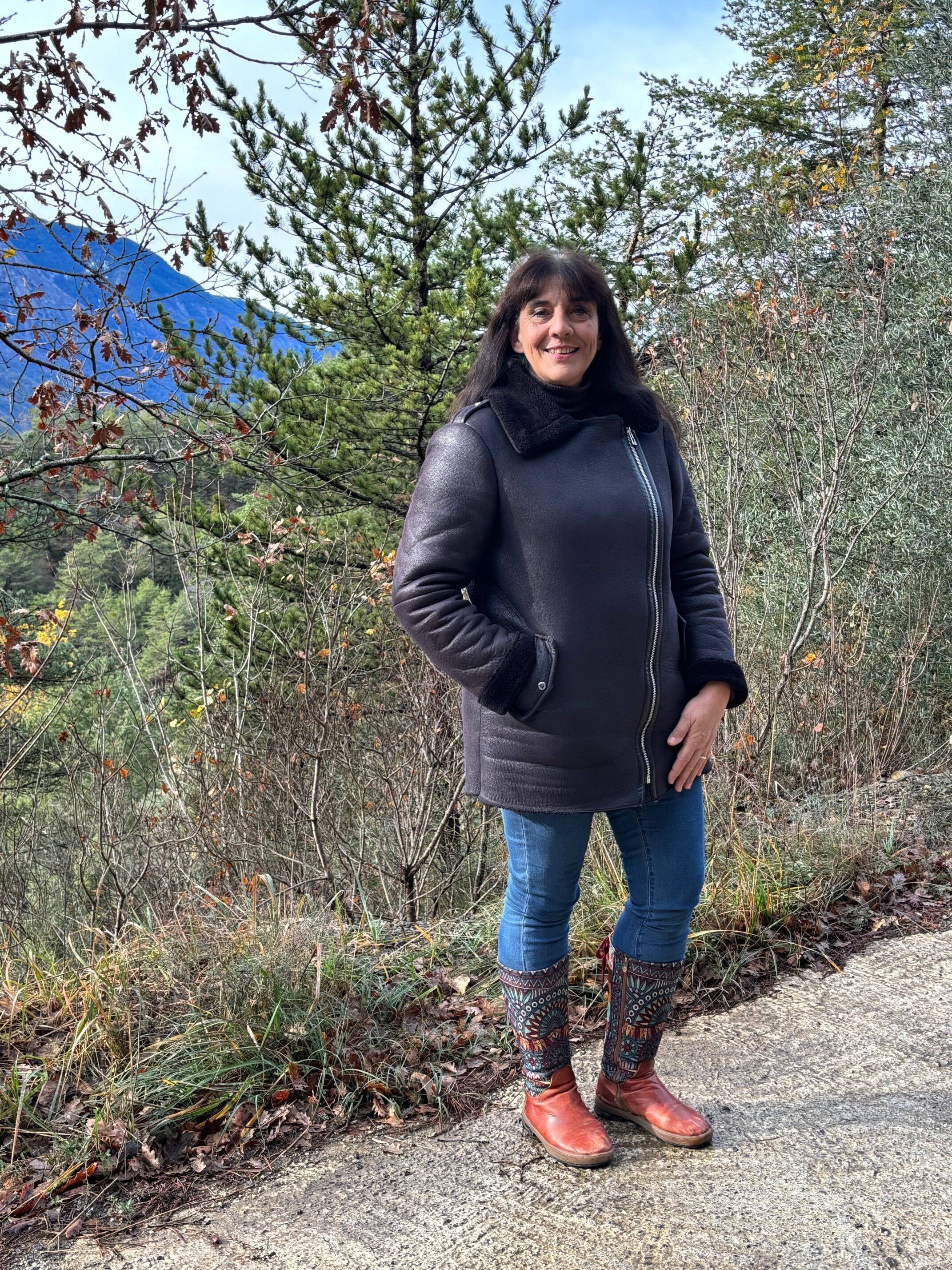 "Rouvrir le bar-restaurant", "faire un jardin d'enfants", "ouvrir une salle pour les seniors"... La maire de ce village à cheval sur les vallées du Var et de la Tinée regorge de projets