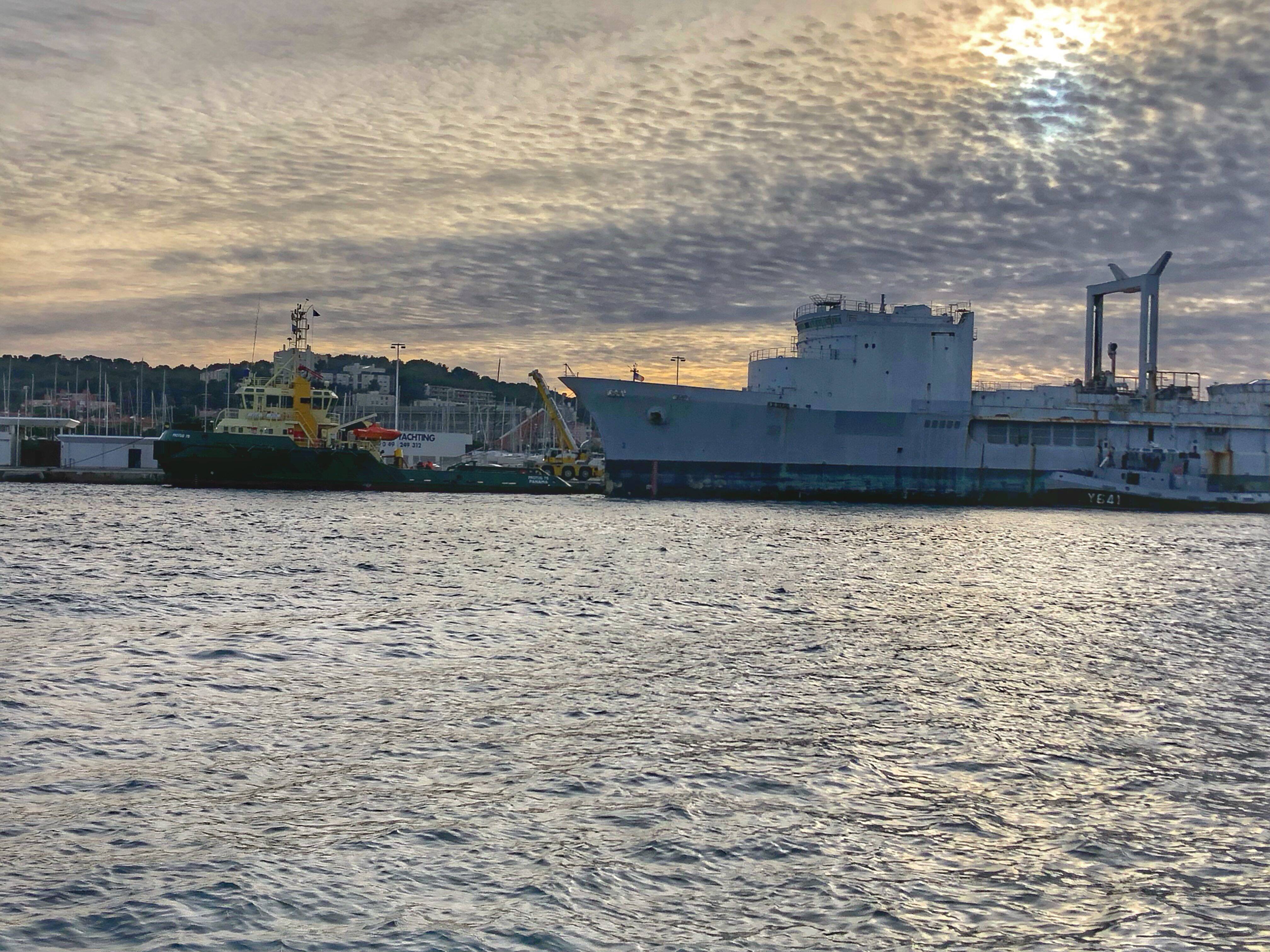 On vous dit pourquoi le départ de l'ancien pétrolier ravitailleur de la Marine nationale a été retardé dans le Var