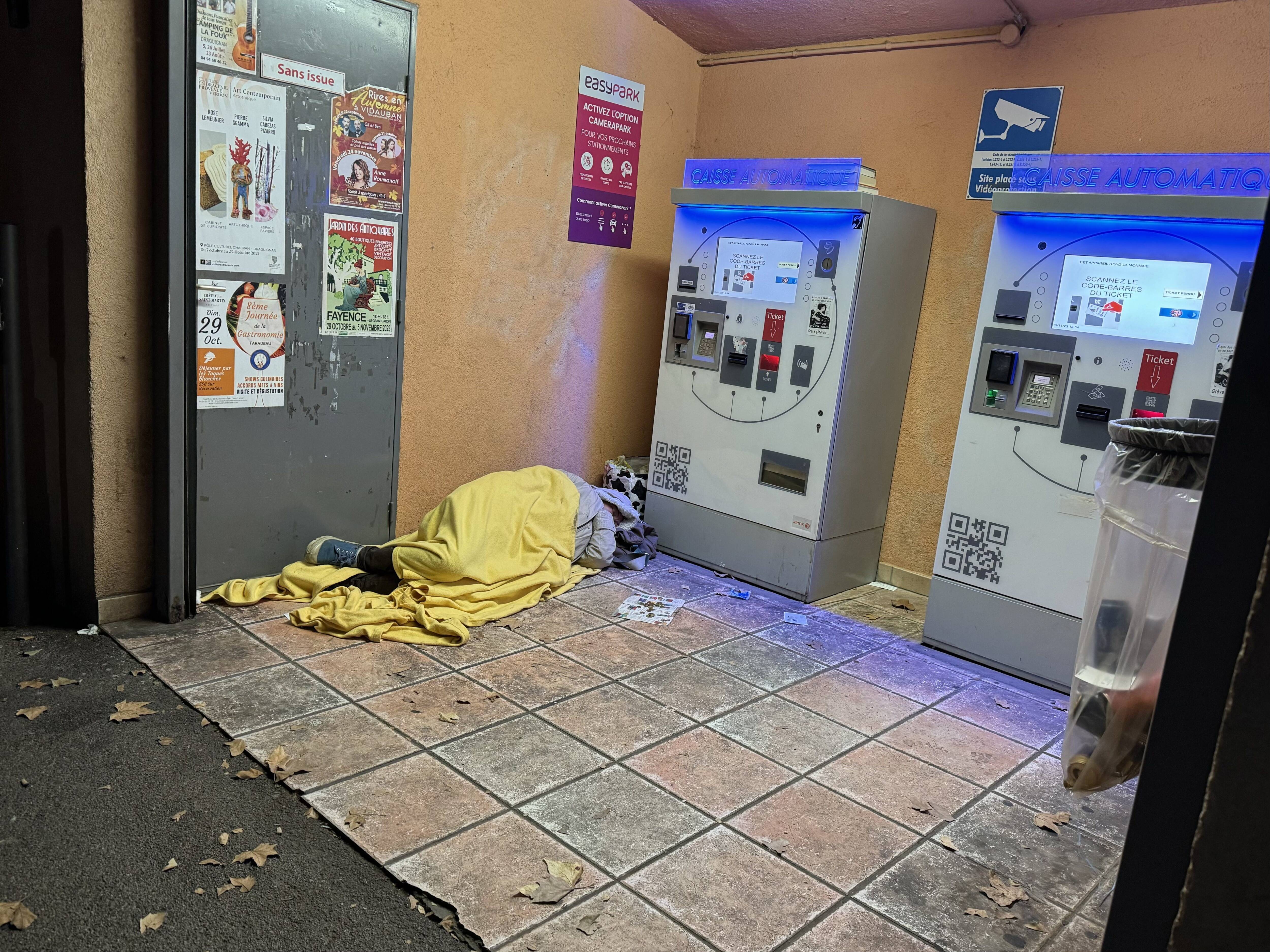 "Cela va au-delà de la police, c'est un problème d'ordre social": les difficiles solutions pour apaiser les conflits entre SDF et commerçants dracénois