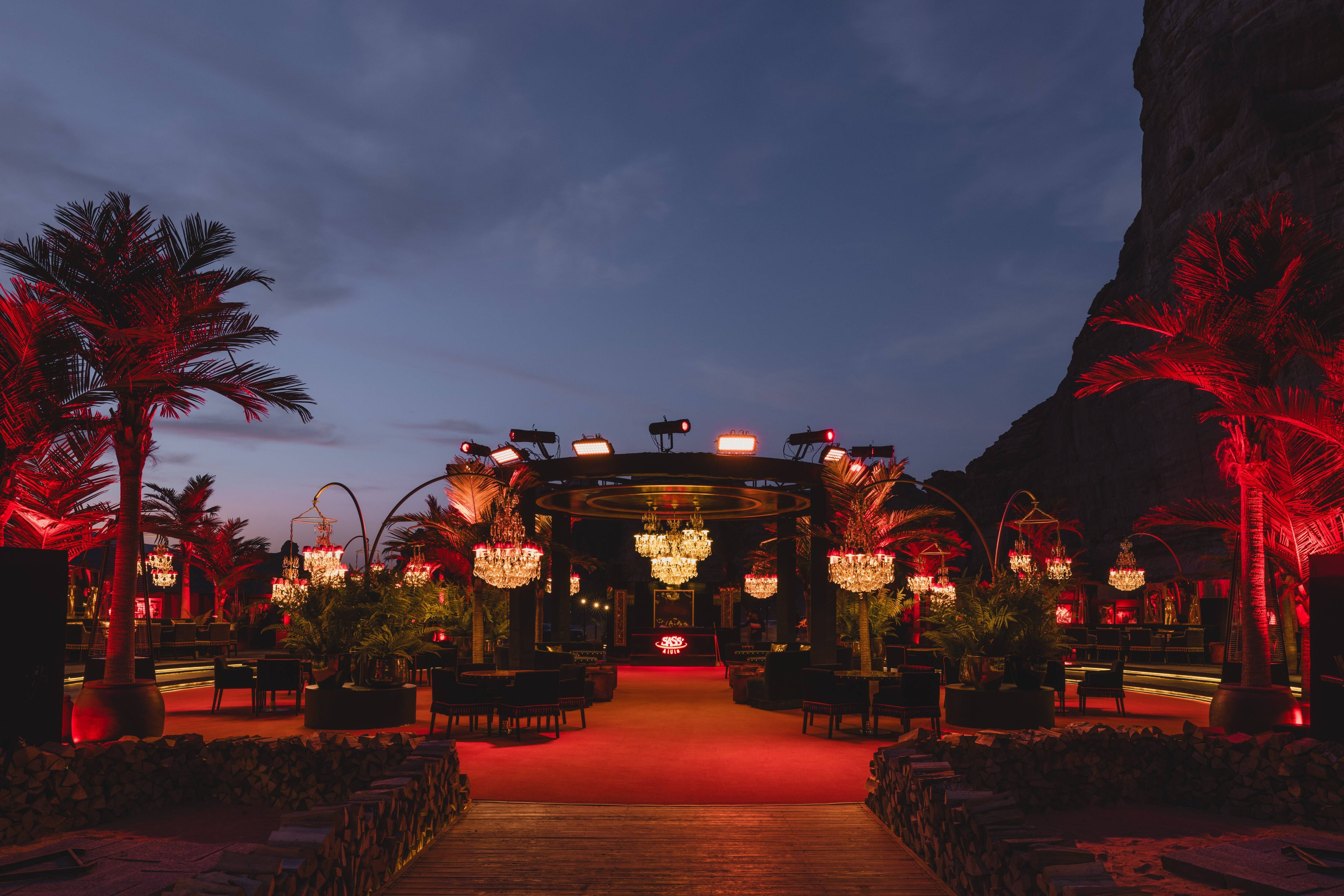 Etablissement culte fréquenté par les plus grands stars à Monaco, le Sass' Café ouvre dans le désert saoudien