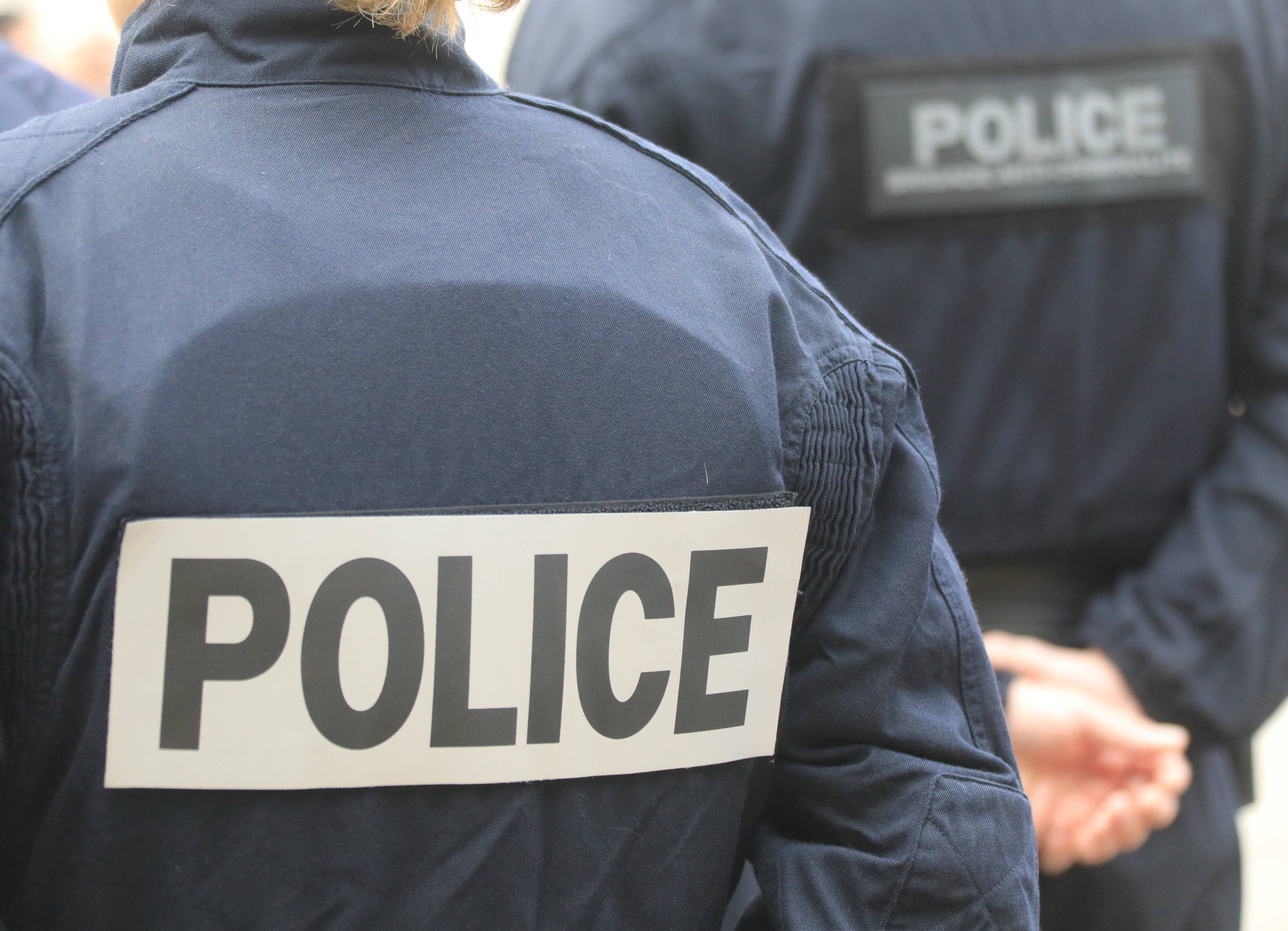 Un homme menace des policiers avec son arme à Toulon, ils ripostent et le blessent gravement