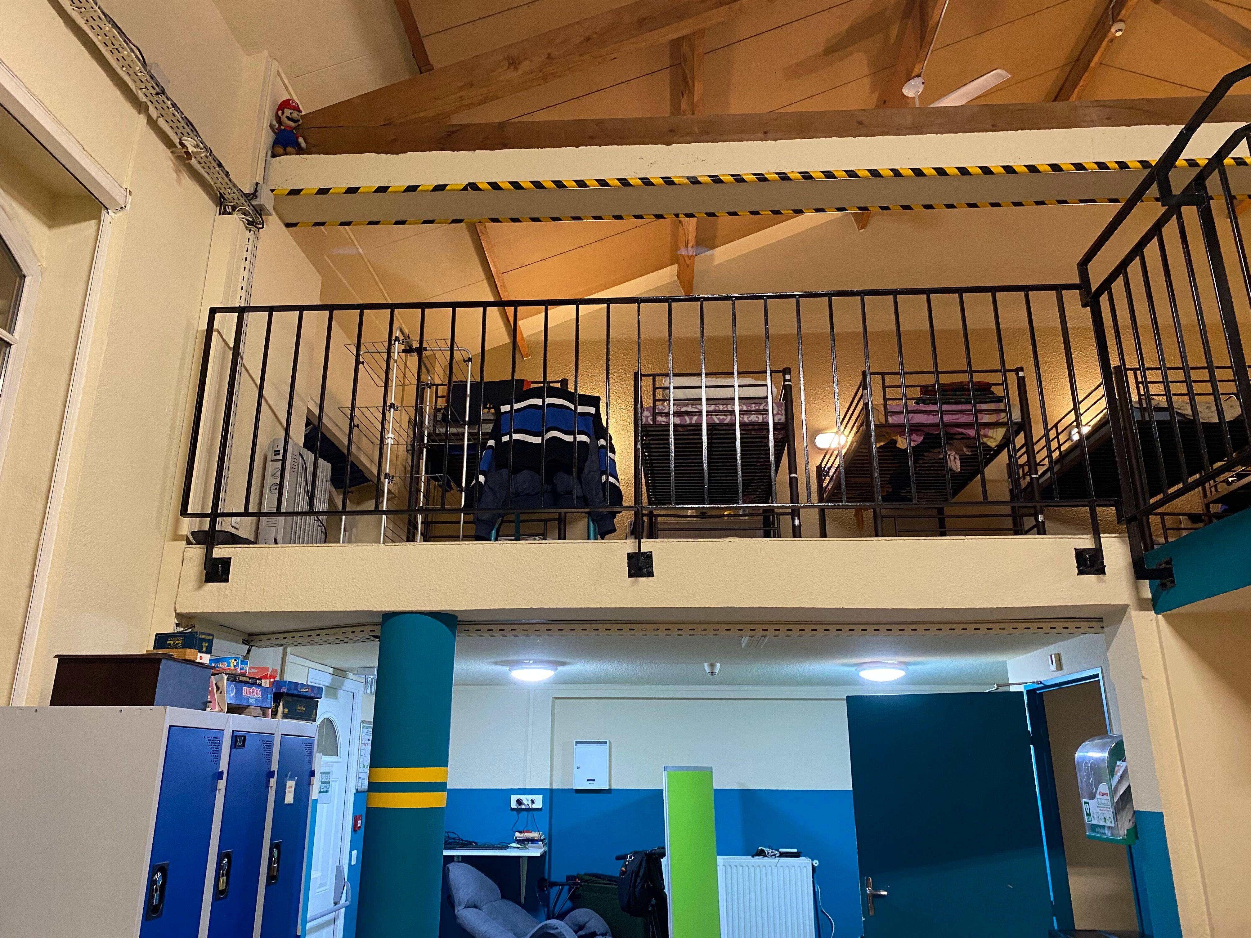 Boire un café, faire une machine, se reposer, discuter... la halte de la Fondation de Nice, "lieu de passage" pour les sans-abri