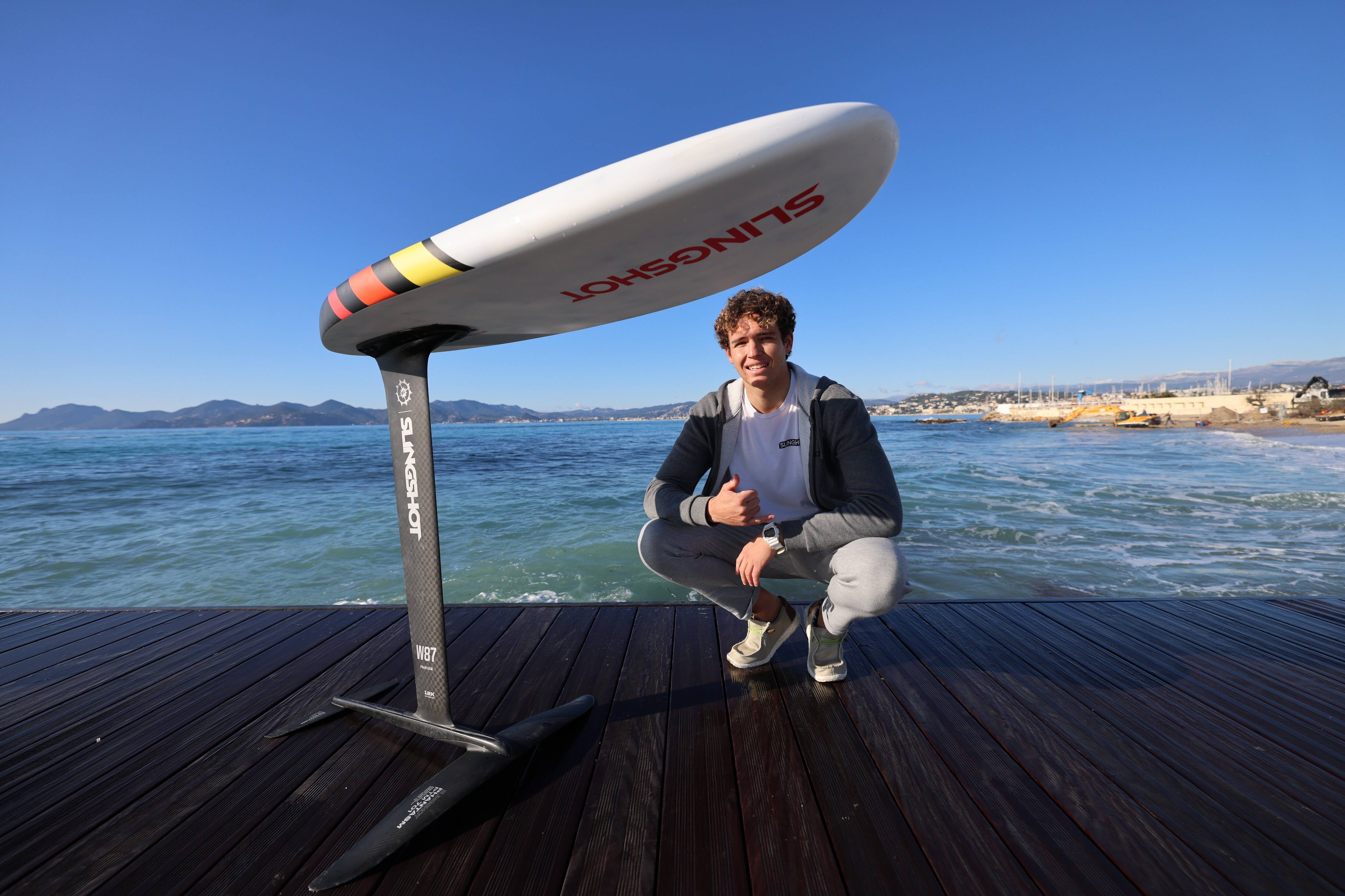 "Le wing foil, c'est une drogue": l'Azuréen Valentin Lux rêve du grand saut aux championnats du monde