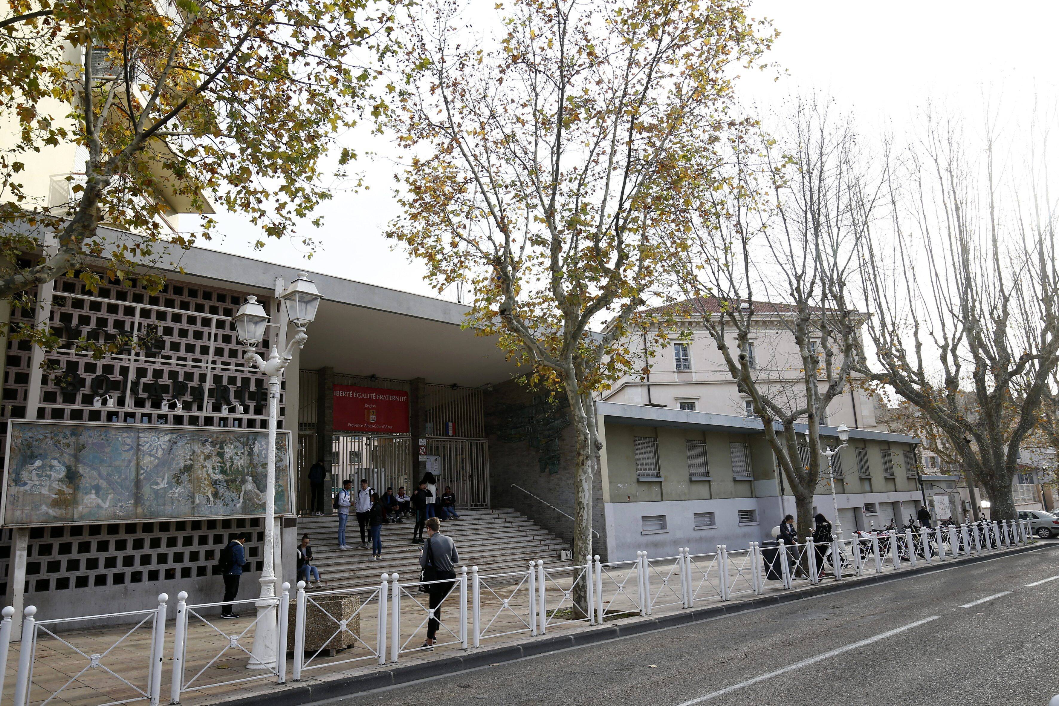 Il se balade avec une arme factice: un homme interpellé devant le lycée Bonaparte à Toulon