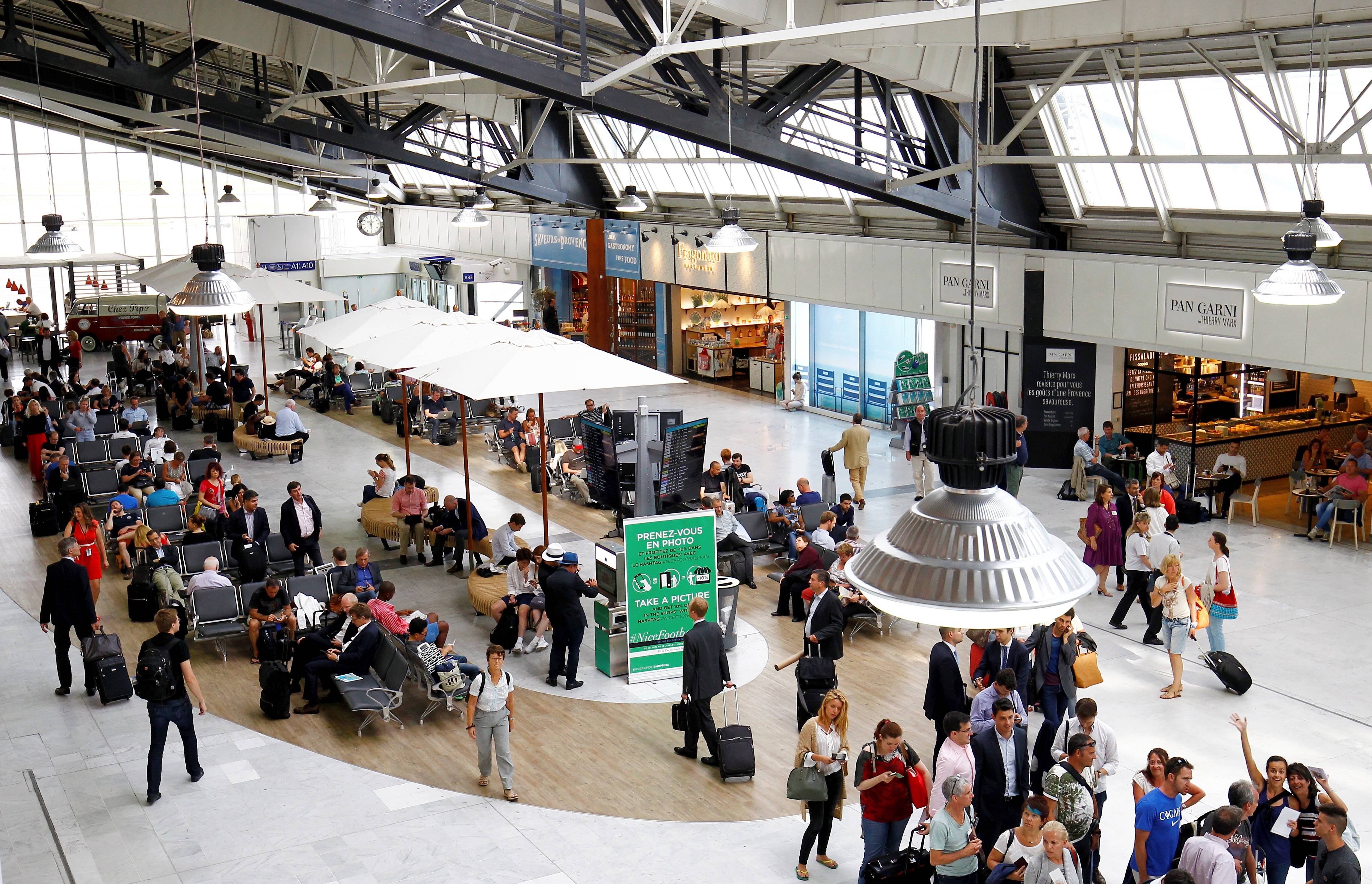 Des sacs de luxe, des milliers d'euros... comment une mère et son fils dépouillaient les touristes à l'aéroport de Nice