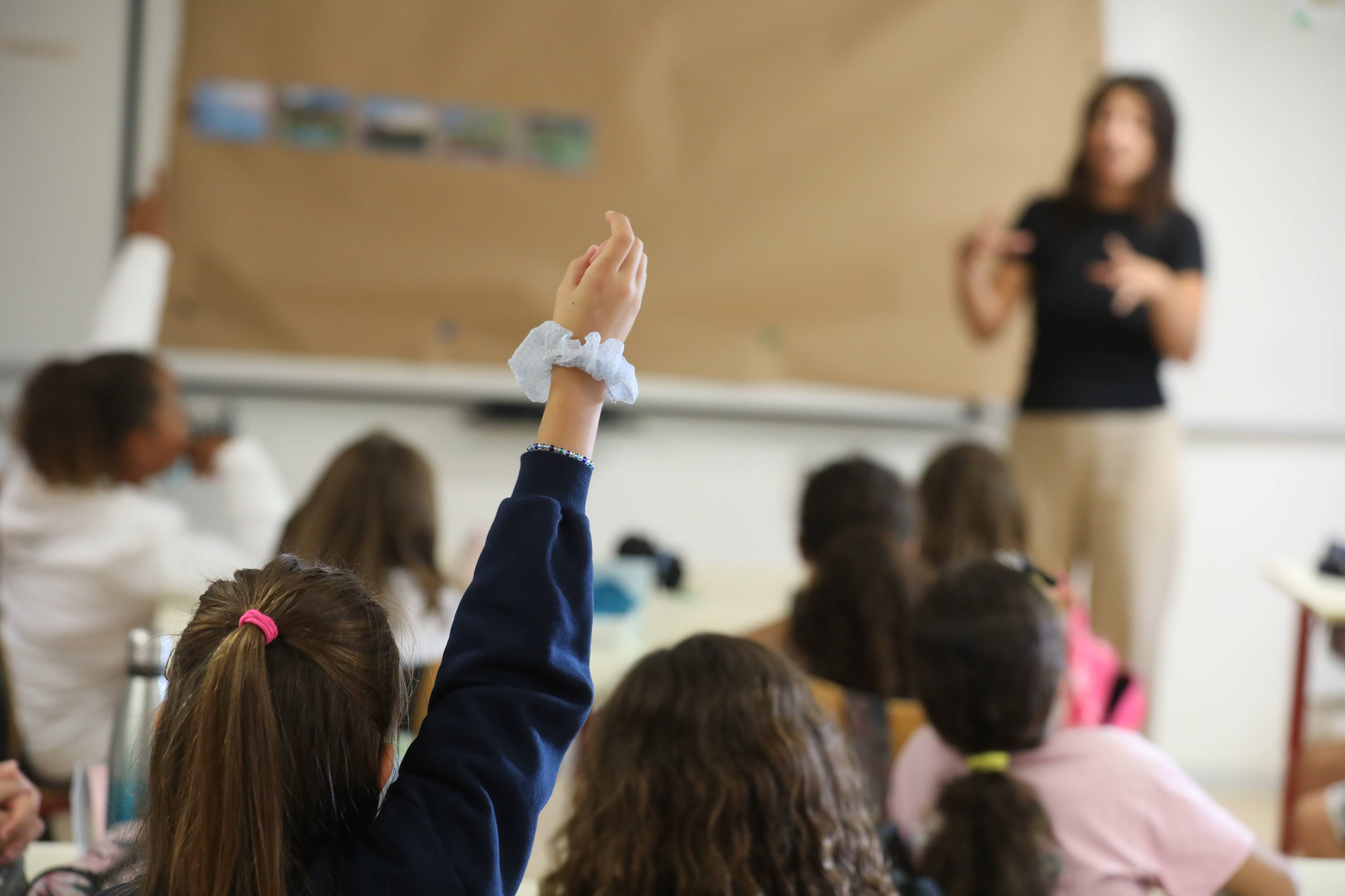"Une lutte d'apparence contre les inégalités sociales": des syndicats d'enseignants et de parents dénoncent l'expérimentation de l'uniforme dans les écoles