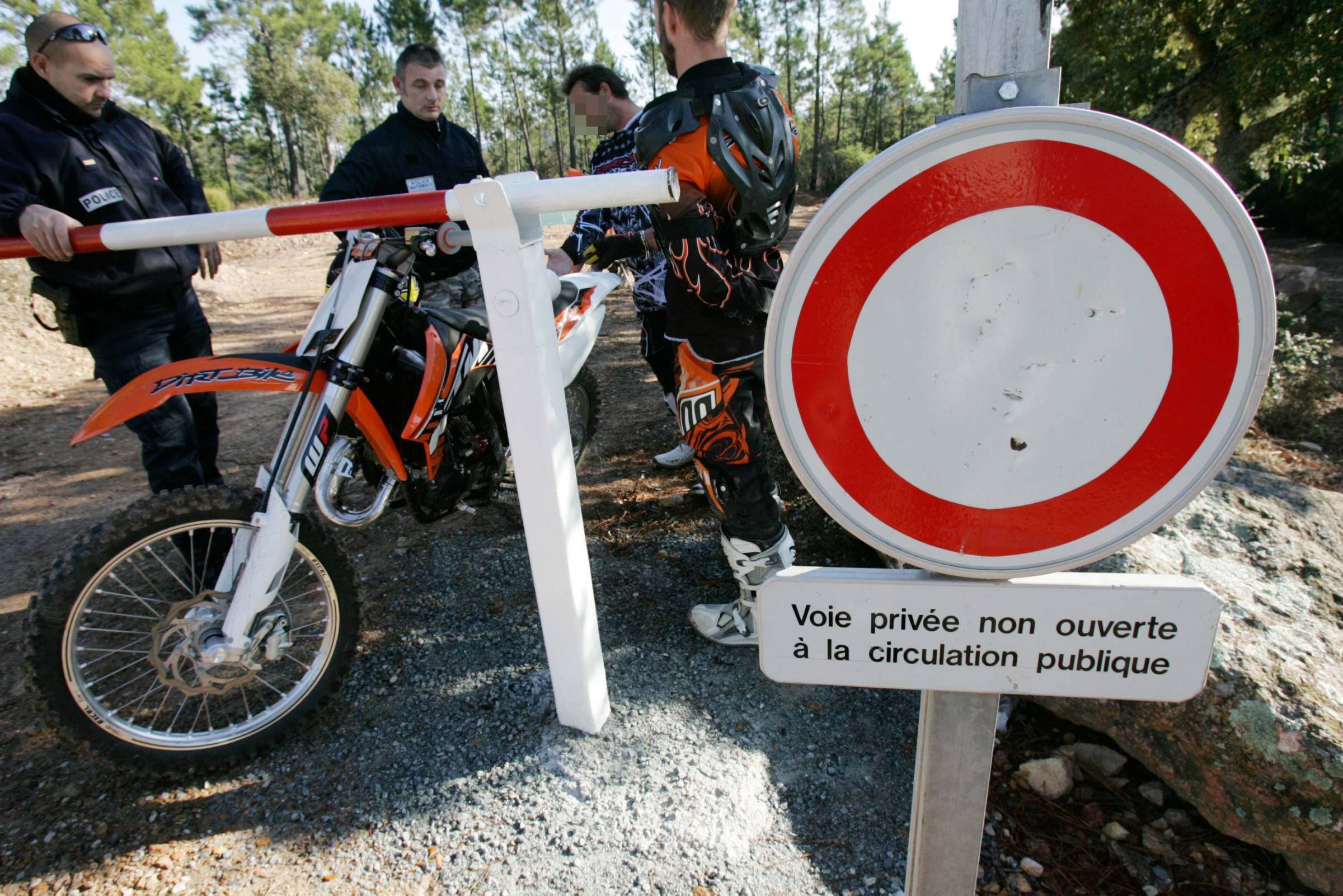 Rodéos urbains à Tanneron: les habitants en ont ras le casque des motocross et se sentent "abandonnés"