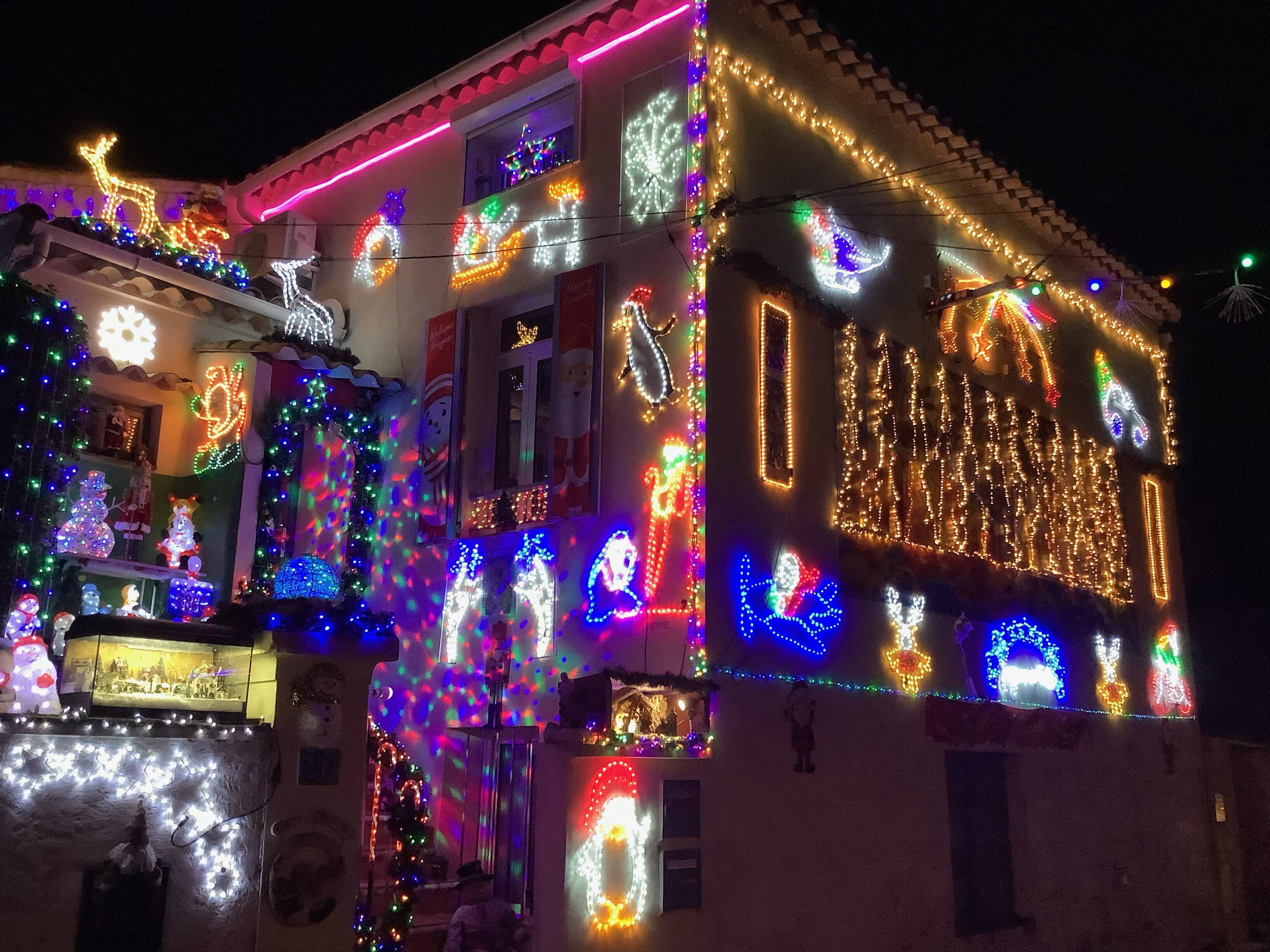 Illuminations de Noël: ils font de la résistance (et attirent quand même les critiques)