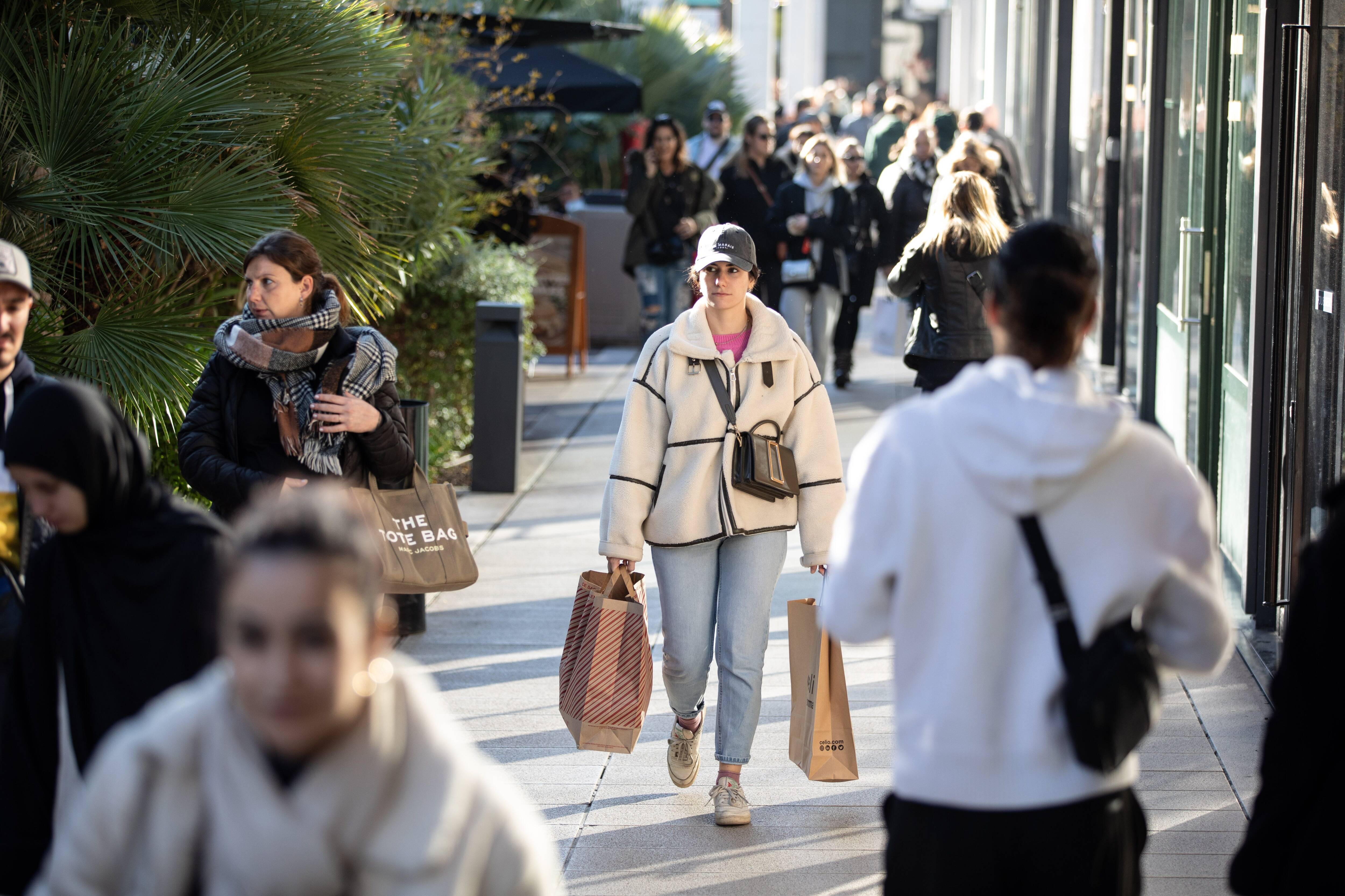 "J'aime faire les choses à la dernière minute": immersion au centre commercial L'Avenue 83 pour le grand rush de Noël