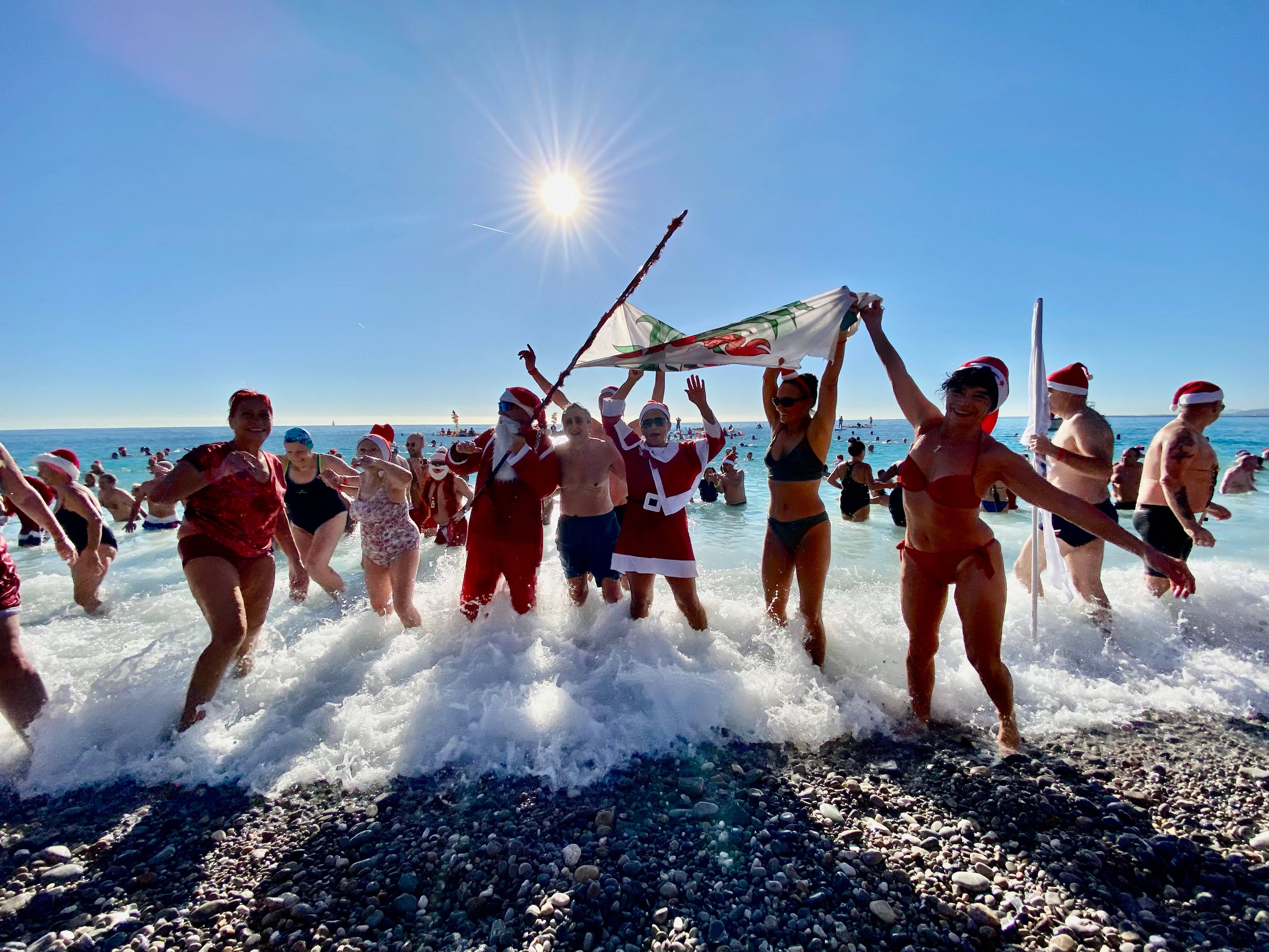 "L'été elle est trop chaude": des dizaines de personnes à la mer pour le traditionnel bain de Noël à Nice