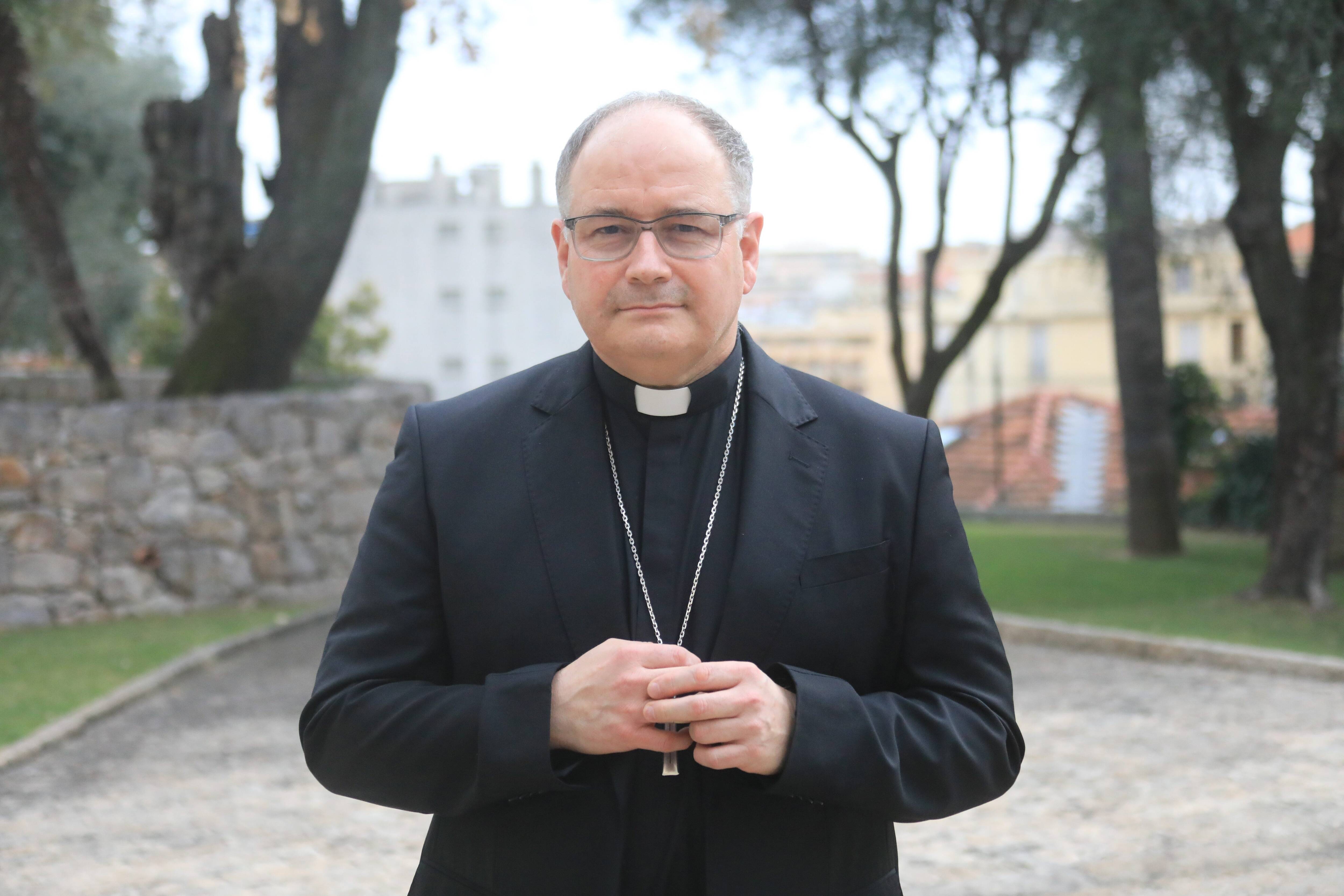 "L'Église n'a pas pour mission de définir une politique migratoire": l'évêque de Nice défend la main tendue aux migrants