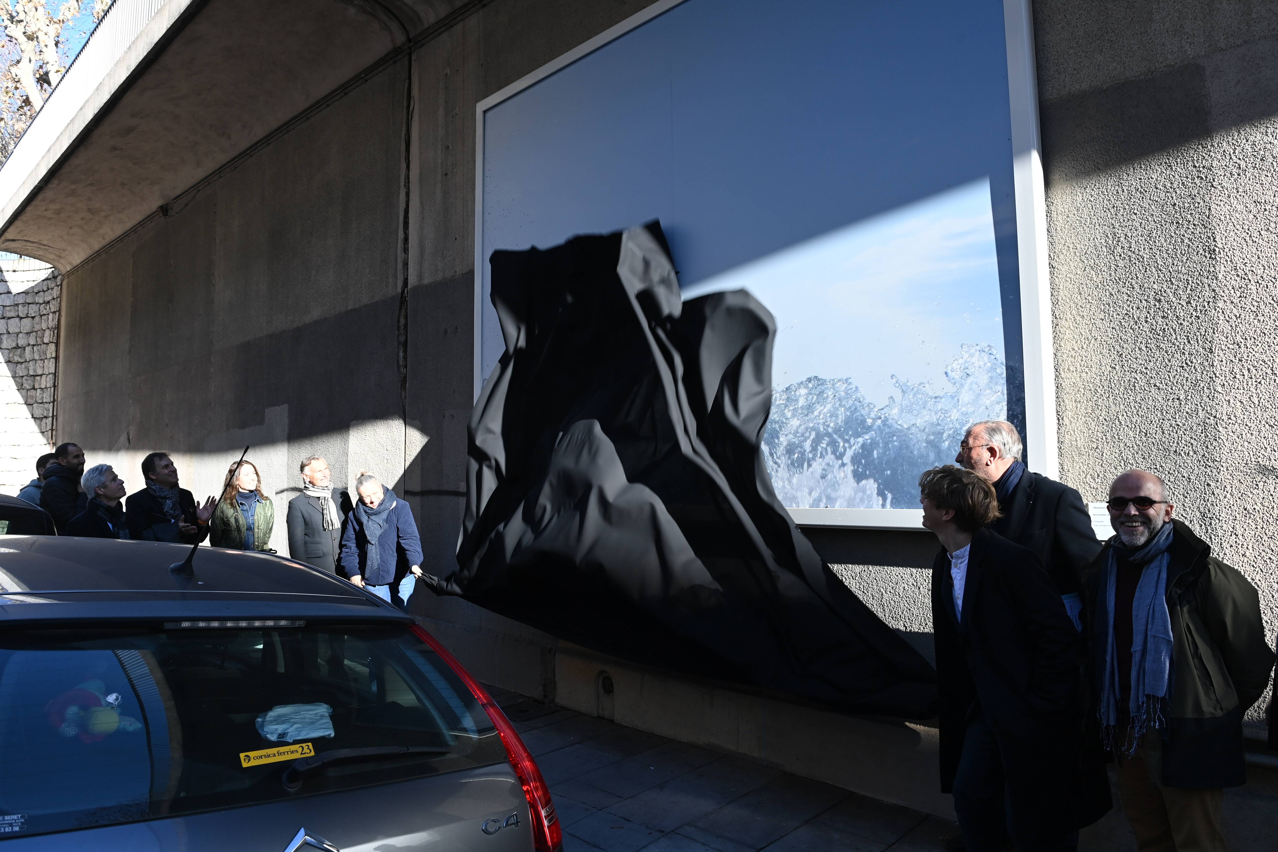 Quelles sont ces oeuvres qui ornent un mur moche et gris de Nice?