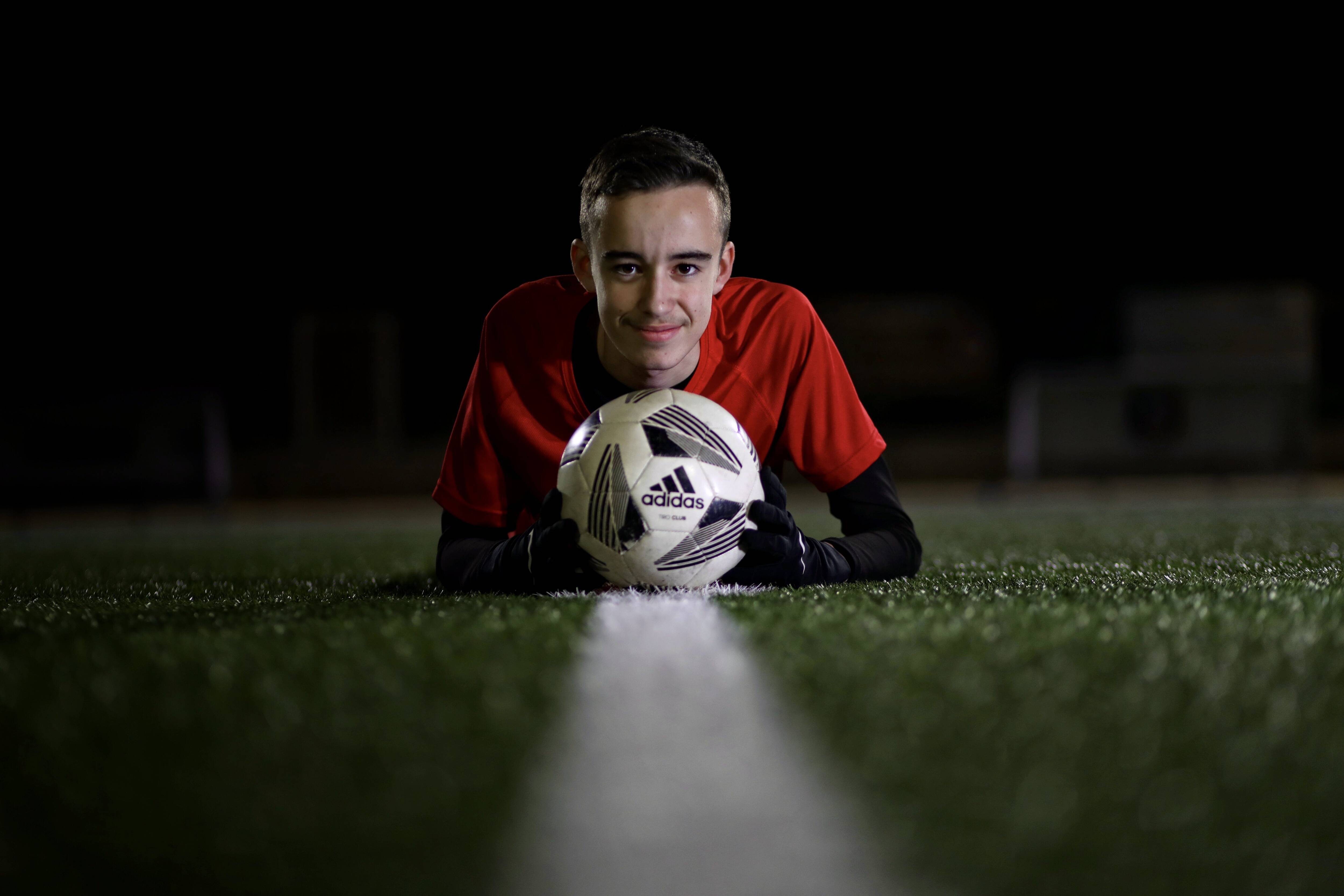 "C'est comme un rêve de gosse": foudroyé en juin, Esteban, jeune joueur amateur du Beausset, rejoint Mbappé dans l'album Panini