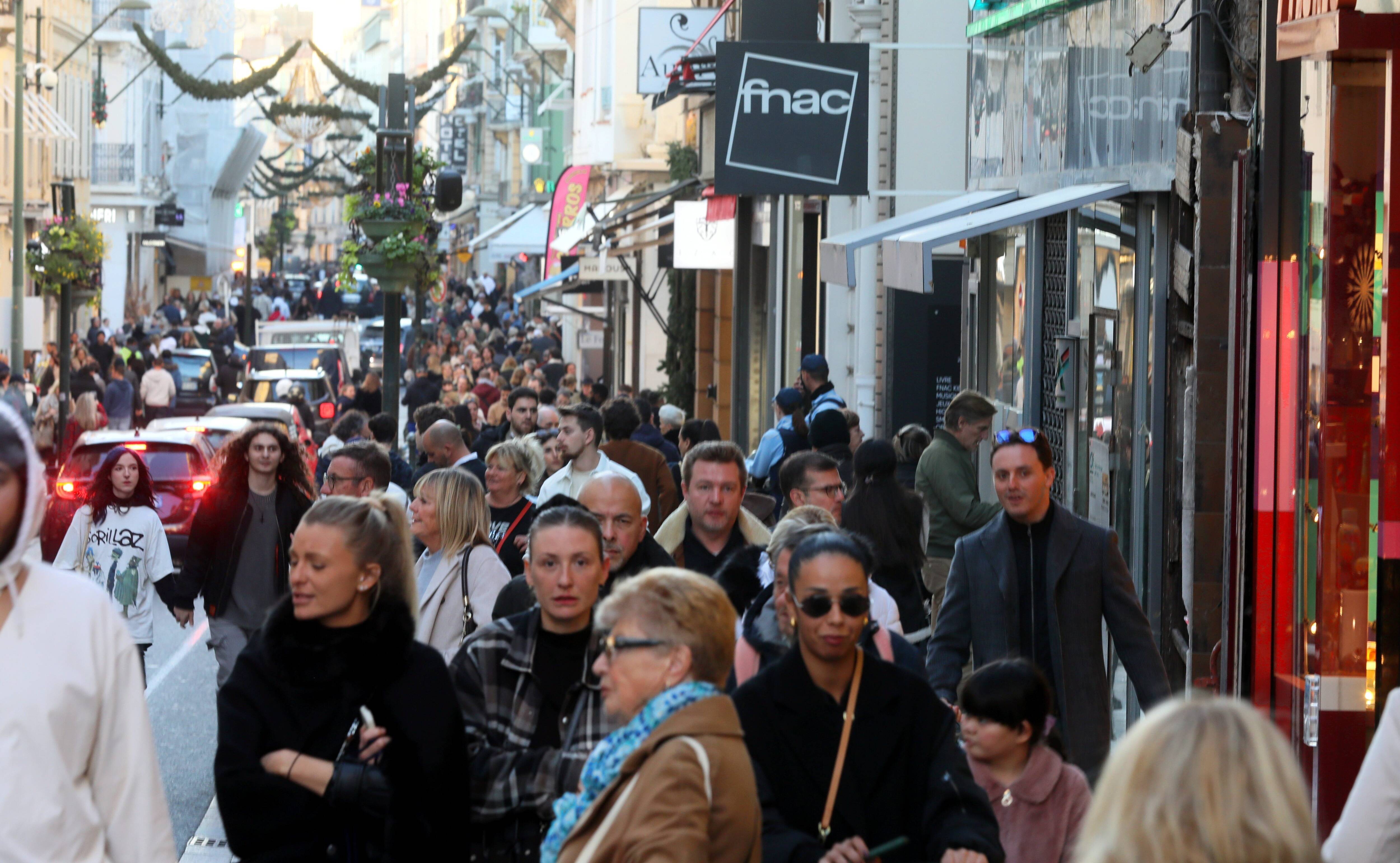 "Chaque année je jure de tout faire à l'avance et je me fais avoir!": c'est le rush des dernières courses de Noël à Cannes