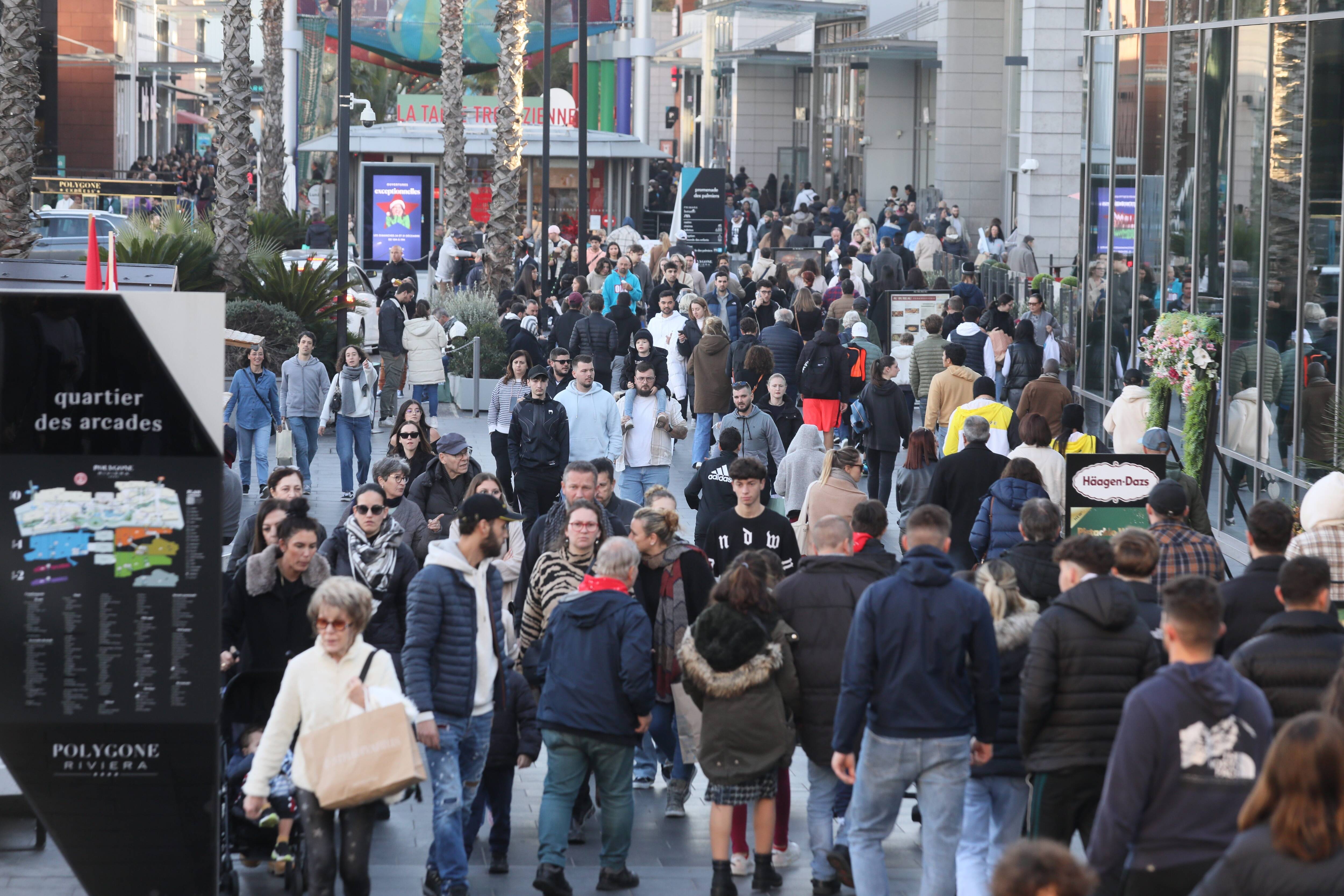 "Il y a du monde mais c'est agréable": dernière ligne droite pour le shopping de Noël sur la Côte d'Azur