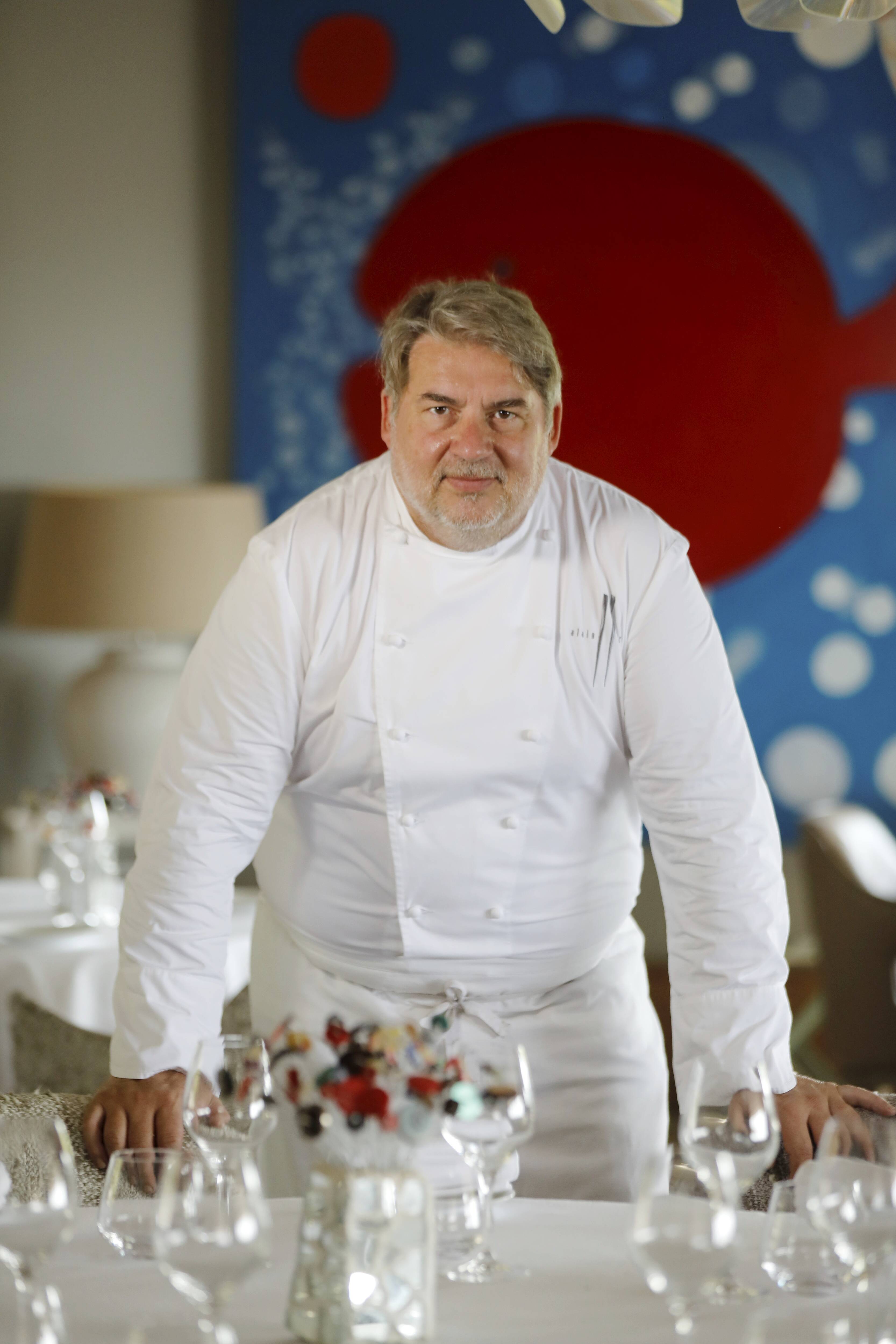 "À Noël, les gens aiment le chapon, les huîtres, le homard": comment un chef étoilé prépare ses menus de fête