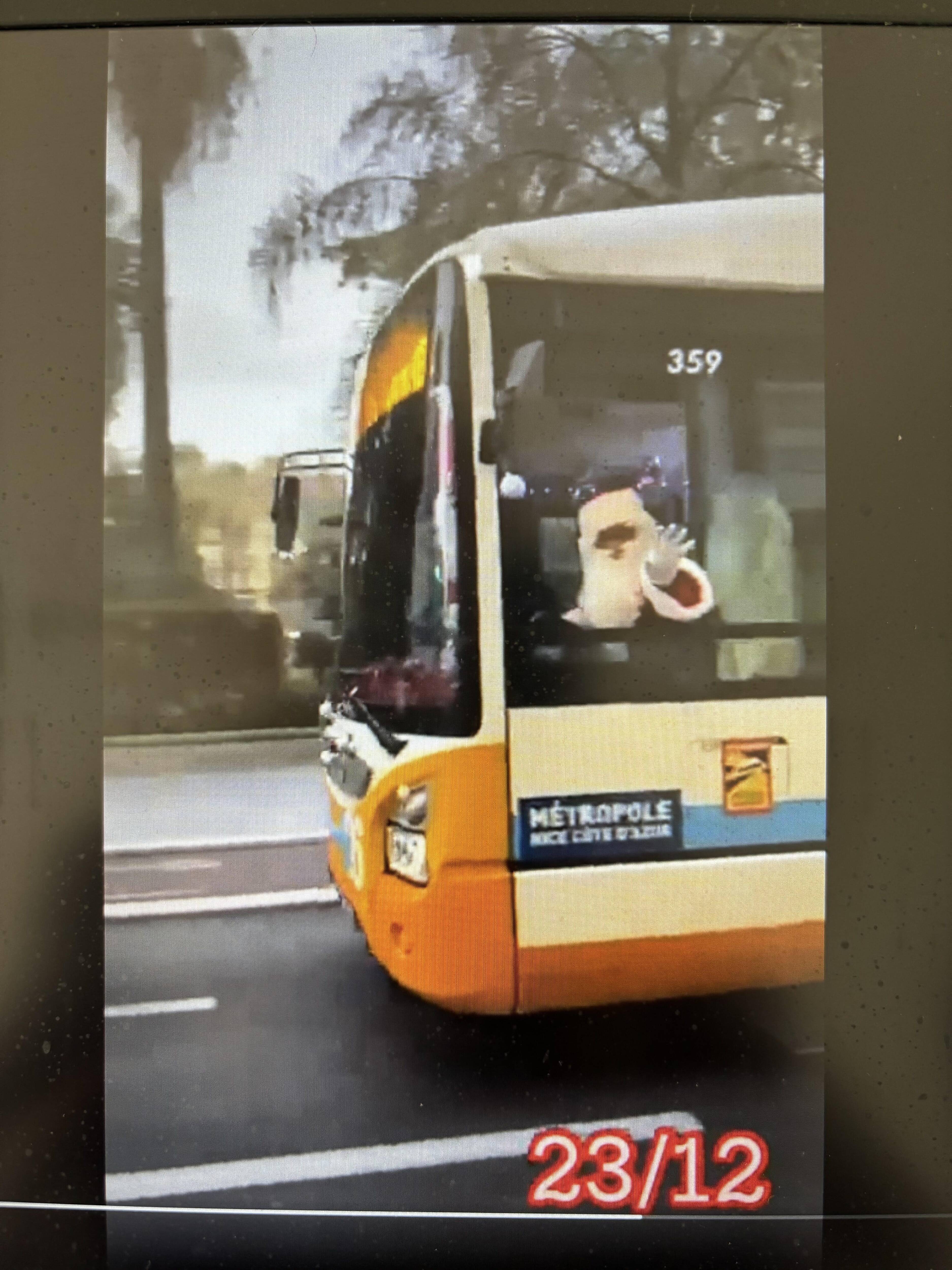 À Nice, le Père Noël troque son traîneau contre un bus du réseau Lignes d'azur