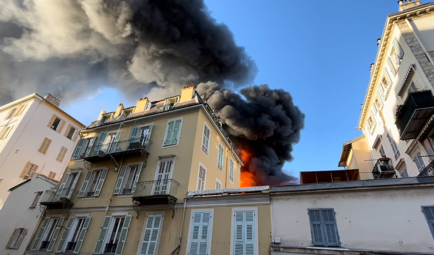 "J'ai juste eu le temps d'attraper le chien et on s'est retrouvés dans la rue": cette voisine du restaurant qui a pris feu ce mardi à Nice, raconte