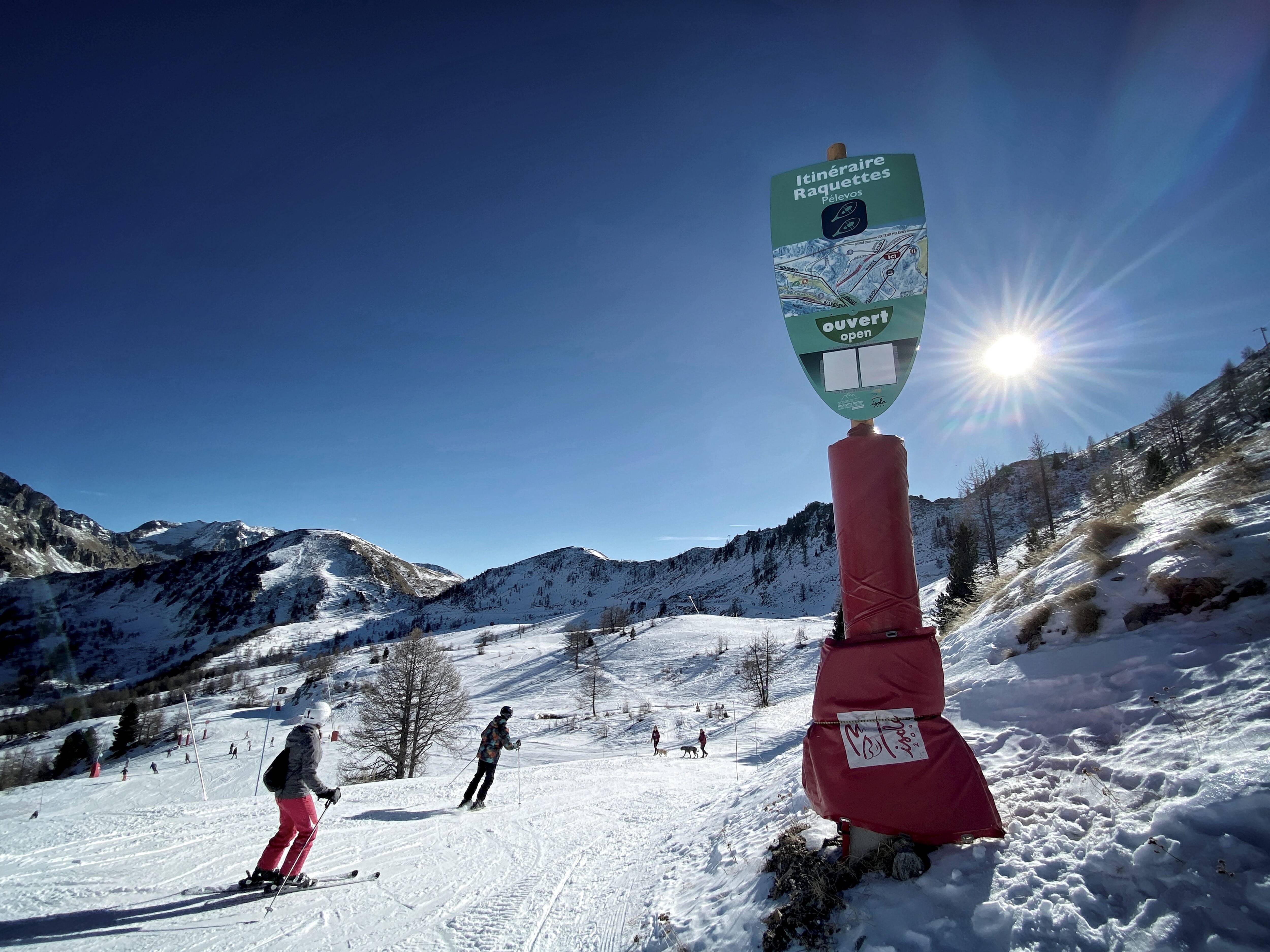 "Pas de piste noire, il manque quelques rouges... mais c'est pas grave": malgré le manque de neige, des touristes tout sourire dans les stations de ski