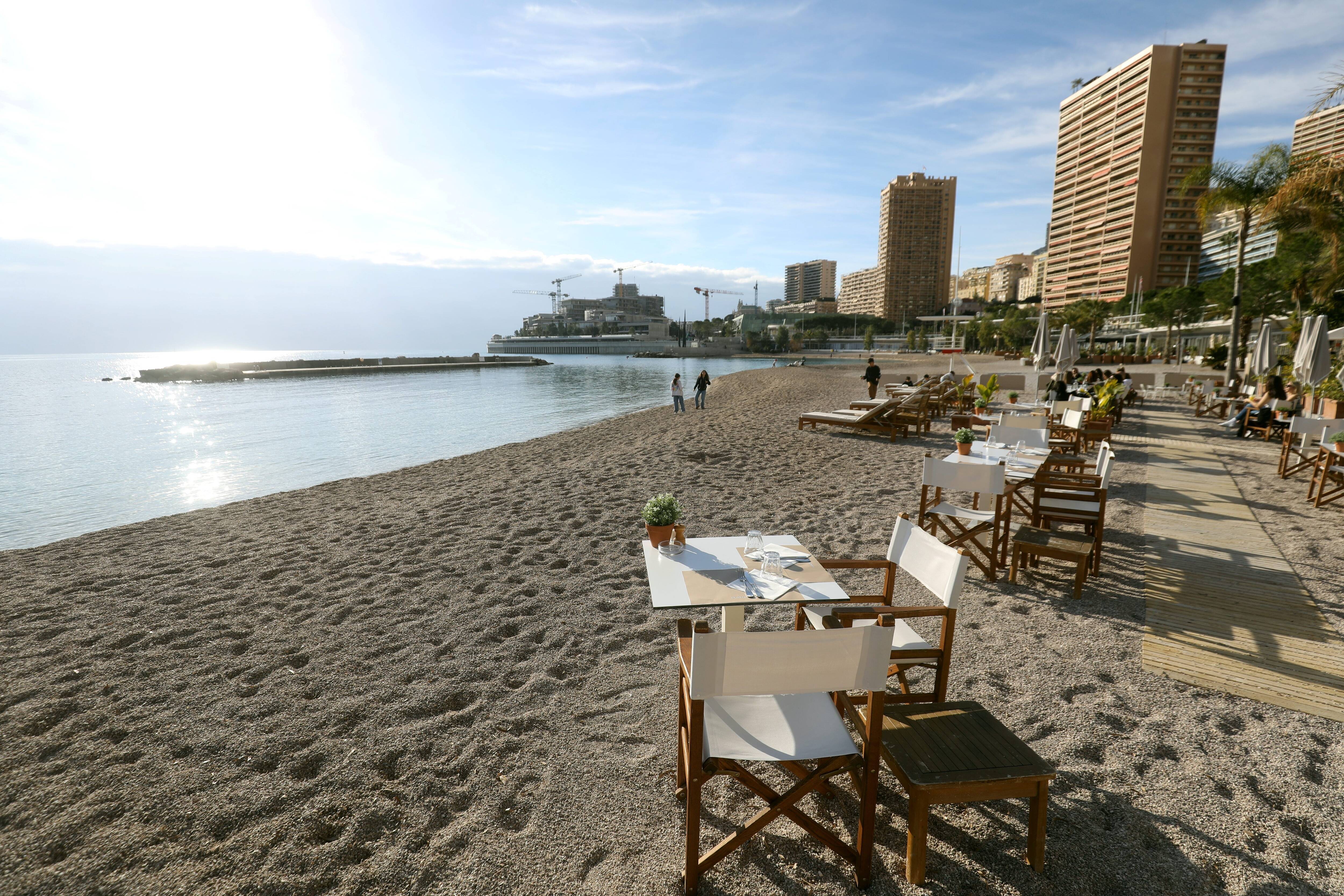 Malgré sa restructuration, la plage du Larvotto reste trop menacée par les coups de mer à Monaco