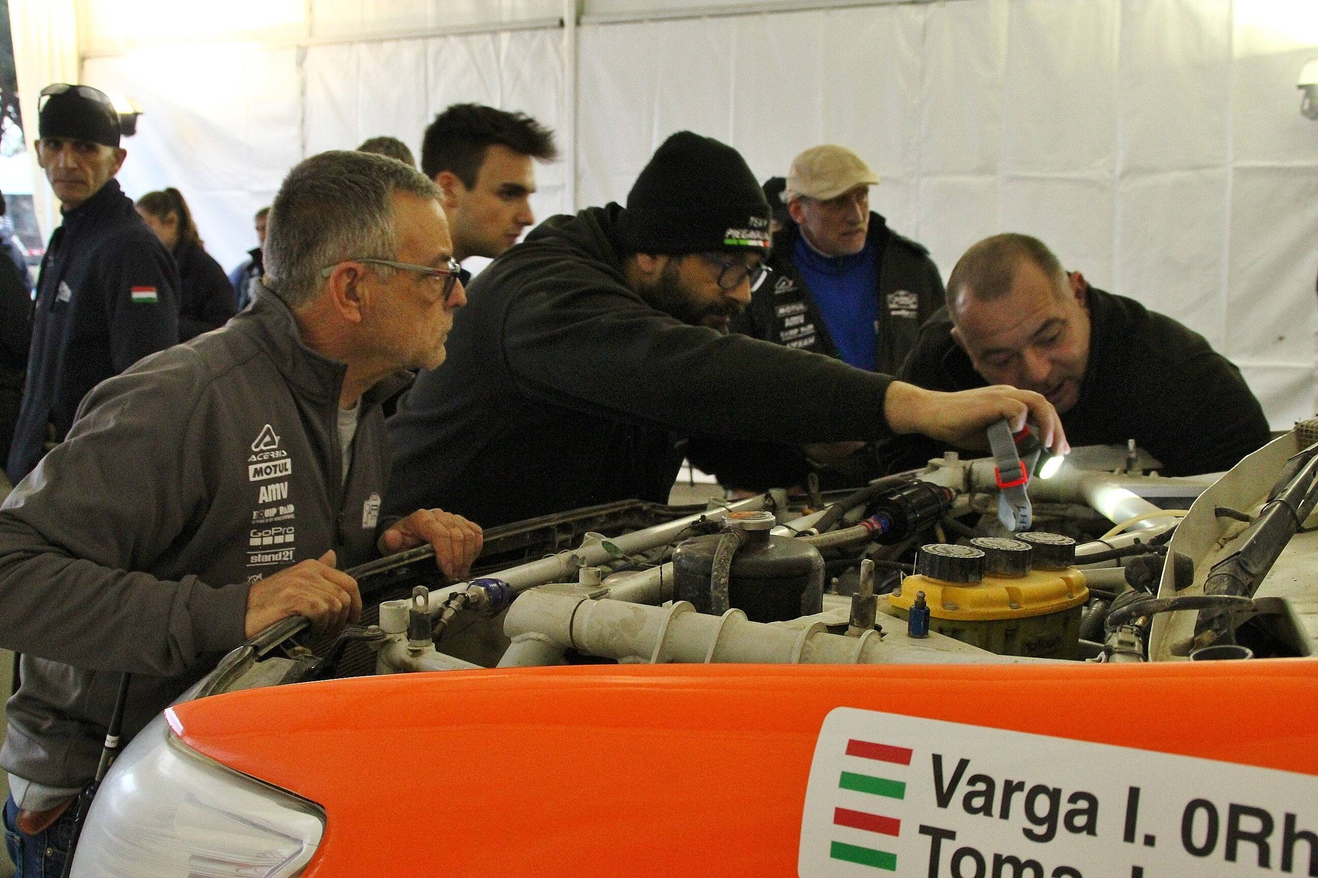 Africa Eco Race: les pilotes ont montré patte blanche à Menton vendredi, avant le départ ce samedi à Monaco