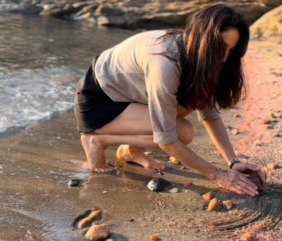 Des milliers de petites crevettes échouées sur une plage du Var