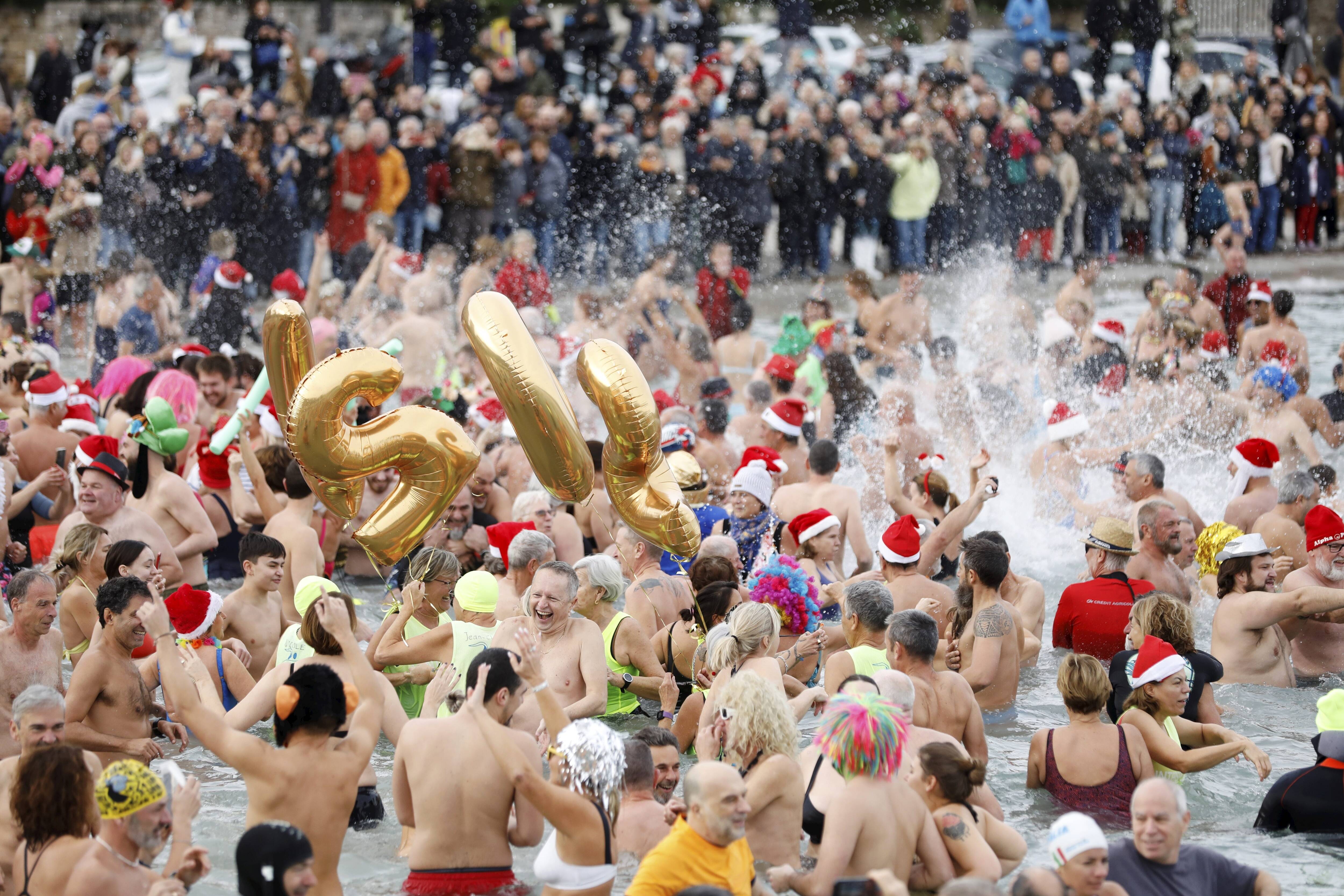 "Elle est glacée!": 400 personnes se sont jetées à l'eau à Antibes pour le bain du jour de l'an 2024