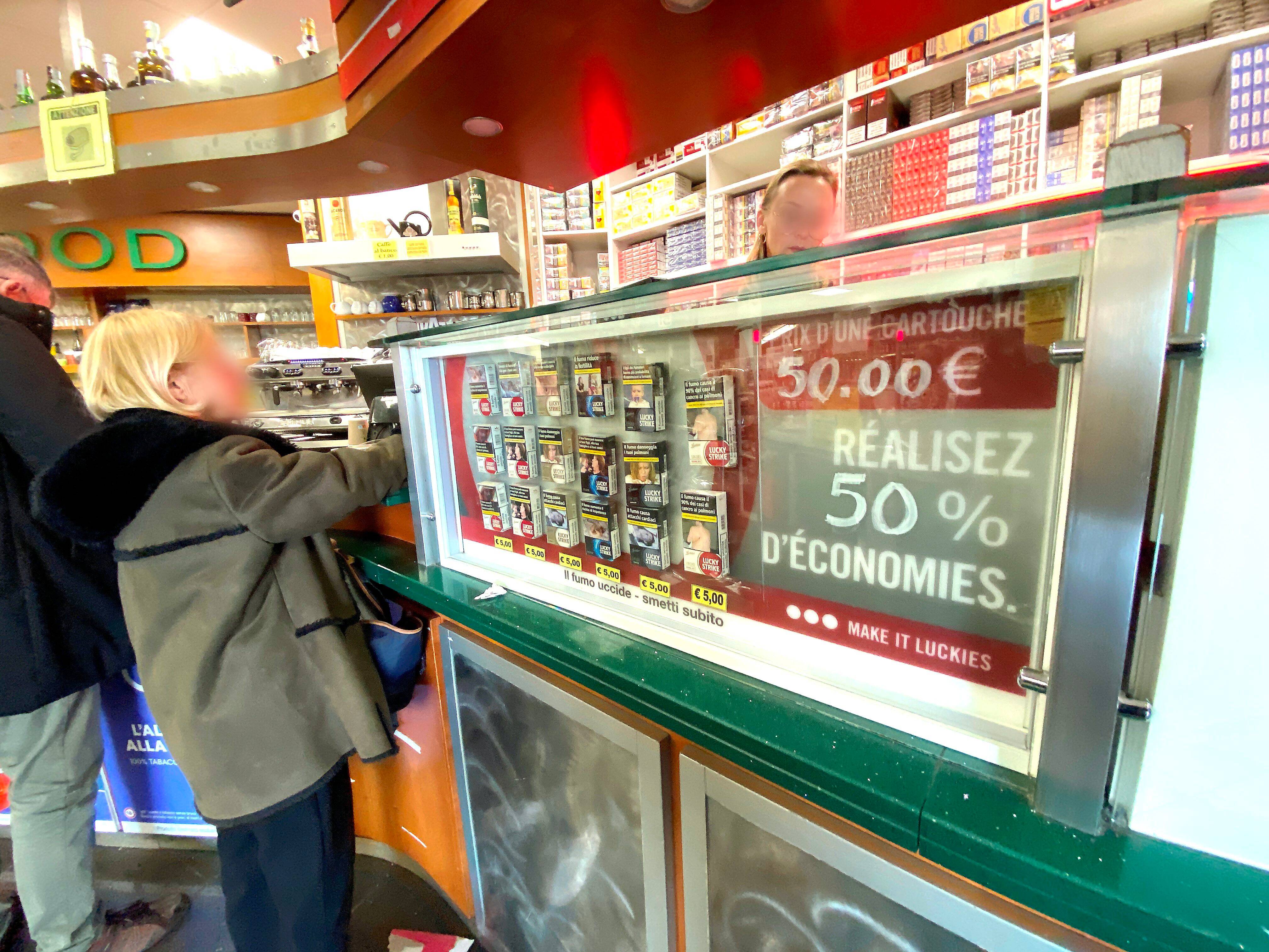 "Ce sont aussi les courses et l'alcool qui sont bien moins chers": ces fumeurs qui vont en Italie mais pas que pour le tabac