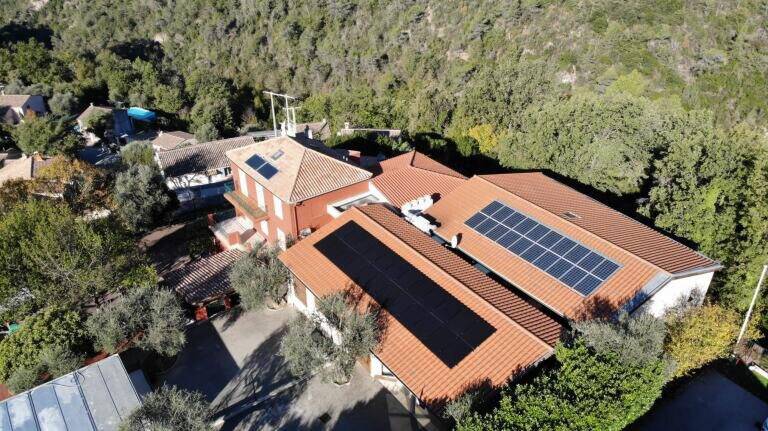 Panneaux solaires, autoconsommation collective: comment et pourquoi ce village du pays niçois a sauté le pas?