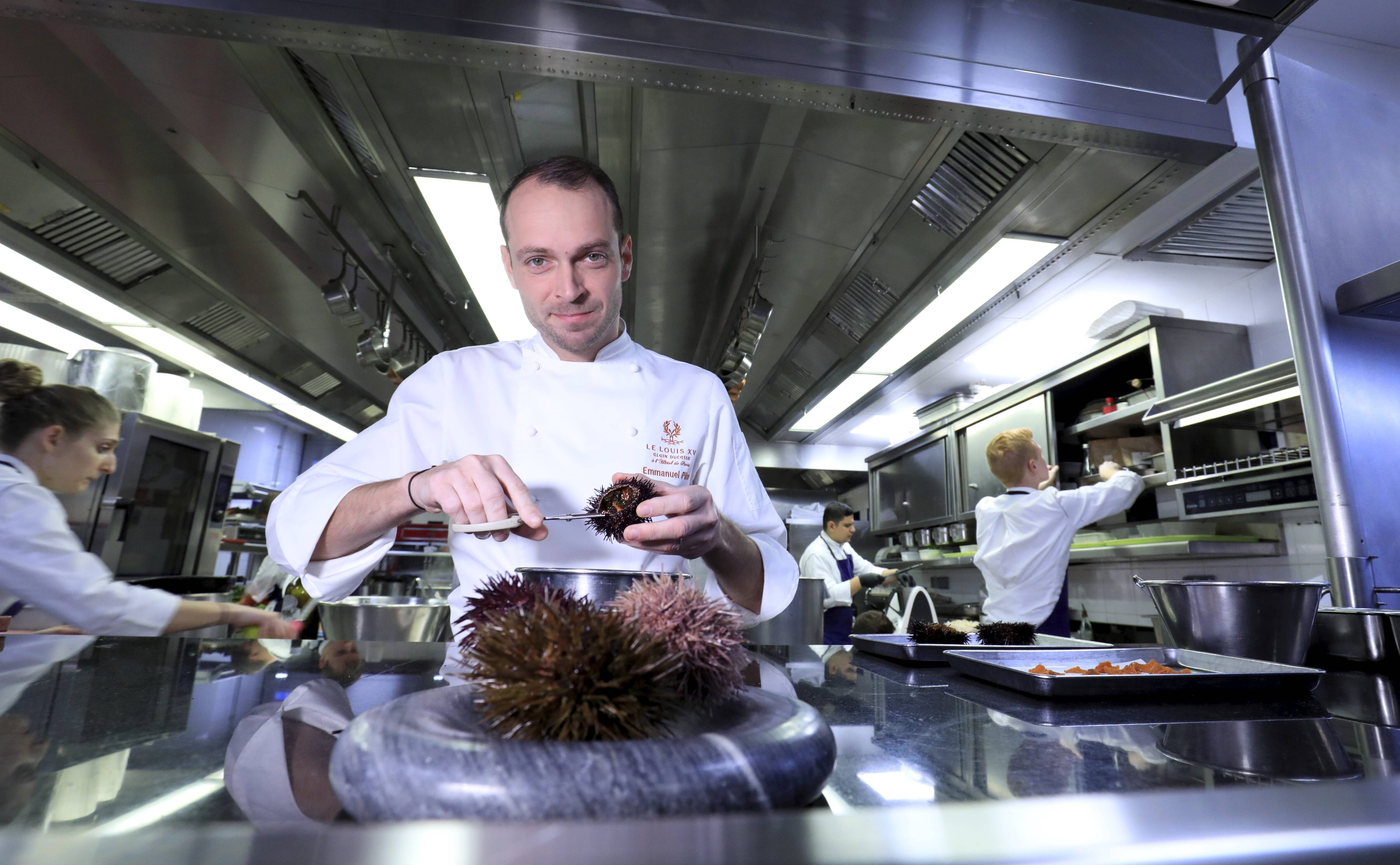 Rare et délicieux, l'oursin est un mets d'exception dont le chef du Louis XV, à Monaco, fait merveille: il nous a donné sa recette