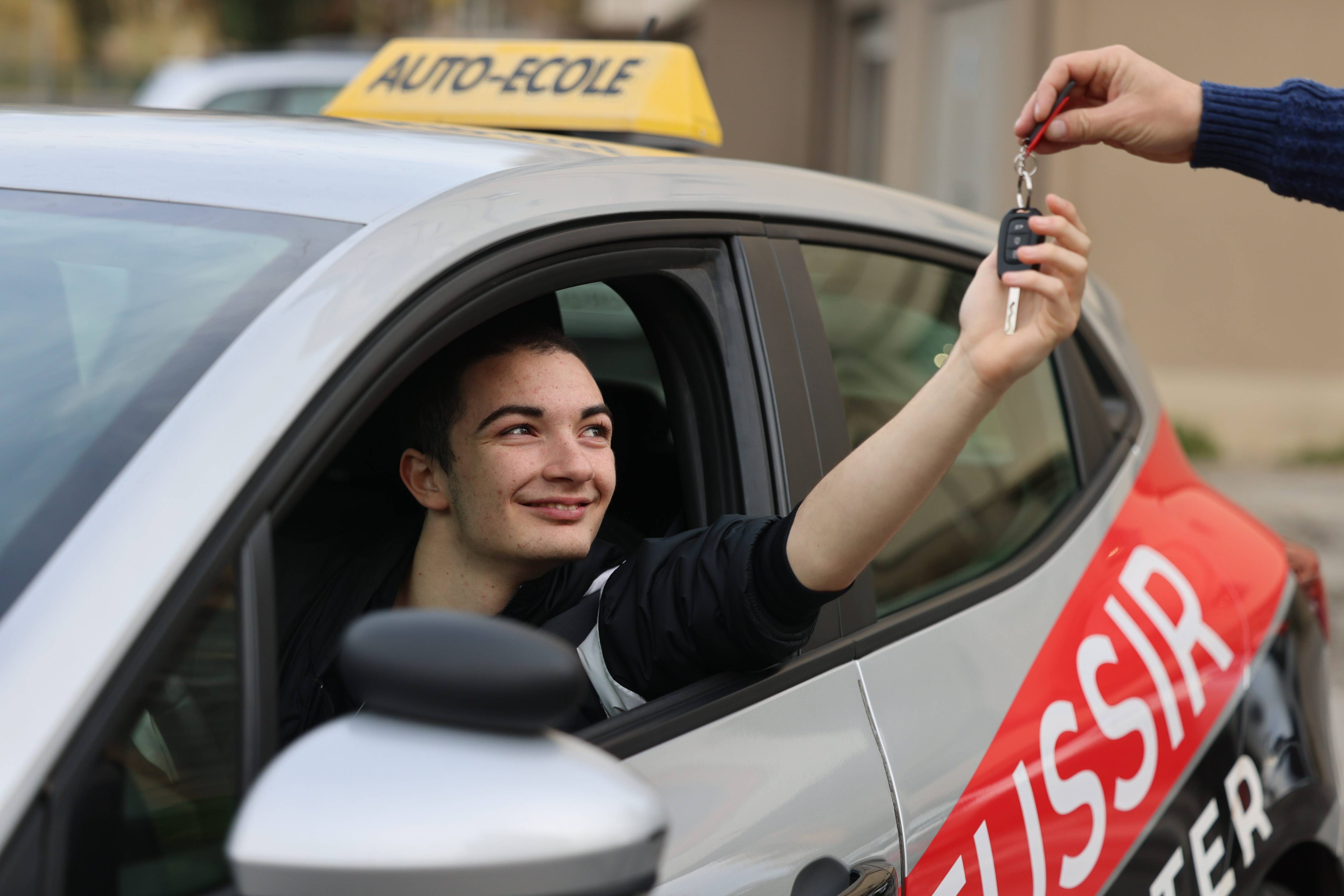 Passer Son Permis Auto, C’est Maintenant Possible Dès 17 Ans: Tout Ce ...