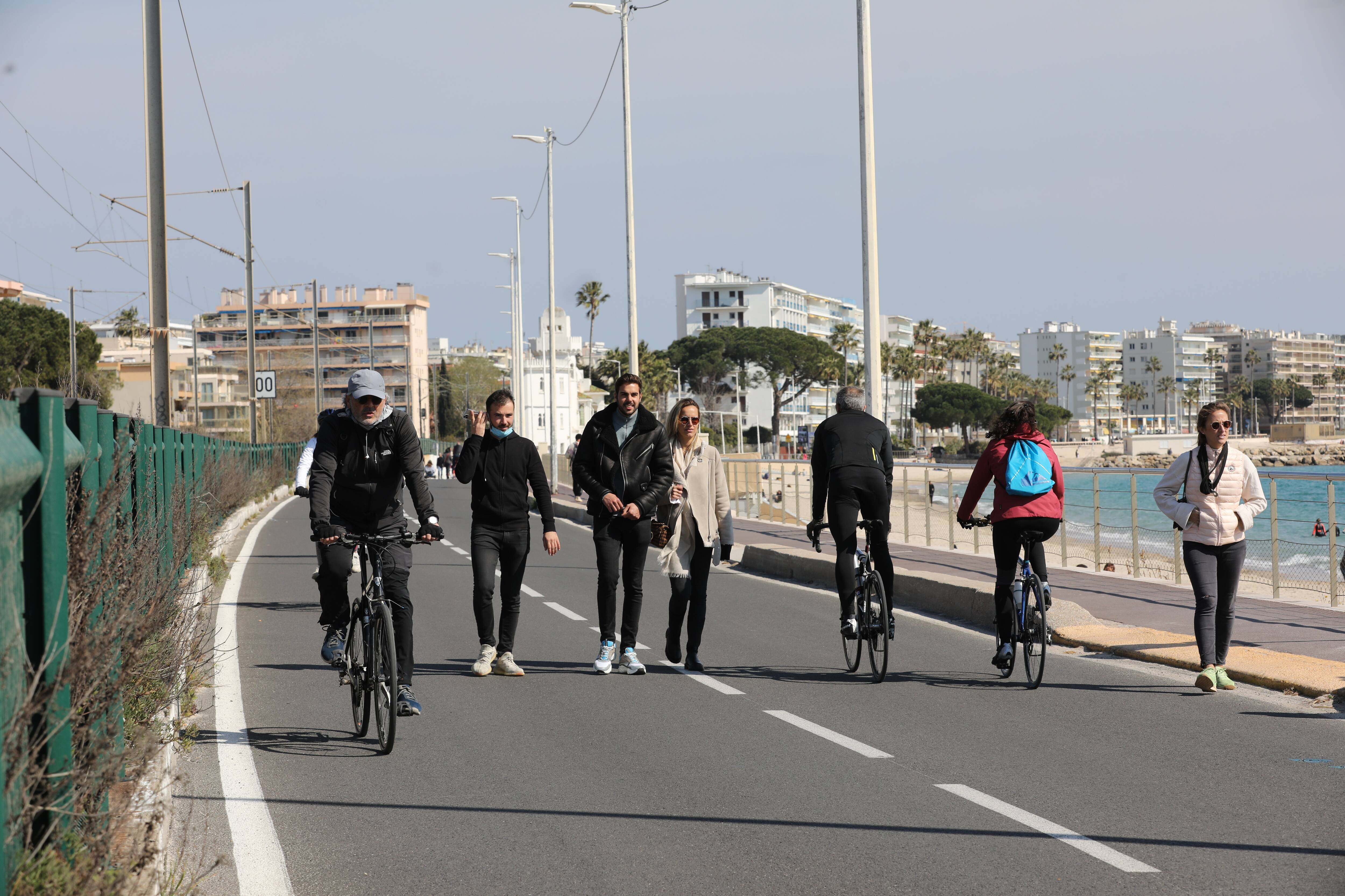 Les piétons rois du bitume en bord de mer de Villeneuve-Loubet à Golfe-Juan ce dimanche