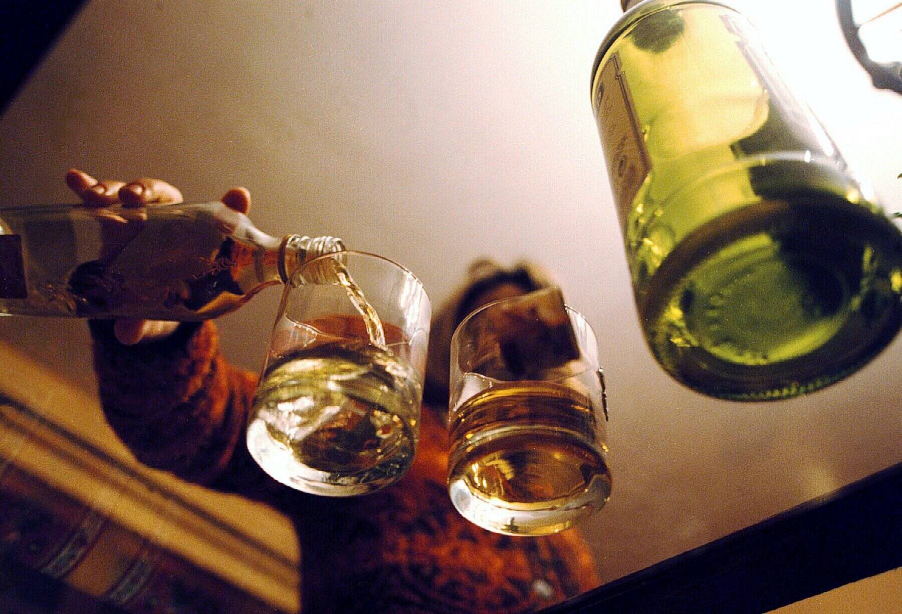 Après avoir vaincu son addiction à l'alcool née dans les bars à Nice, il milite contre "l'hypocrisie" face à cette "drogue dangereuse"