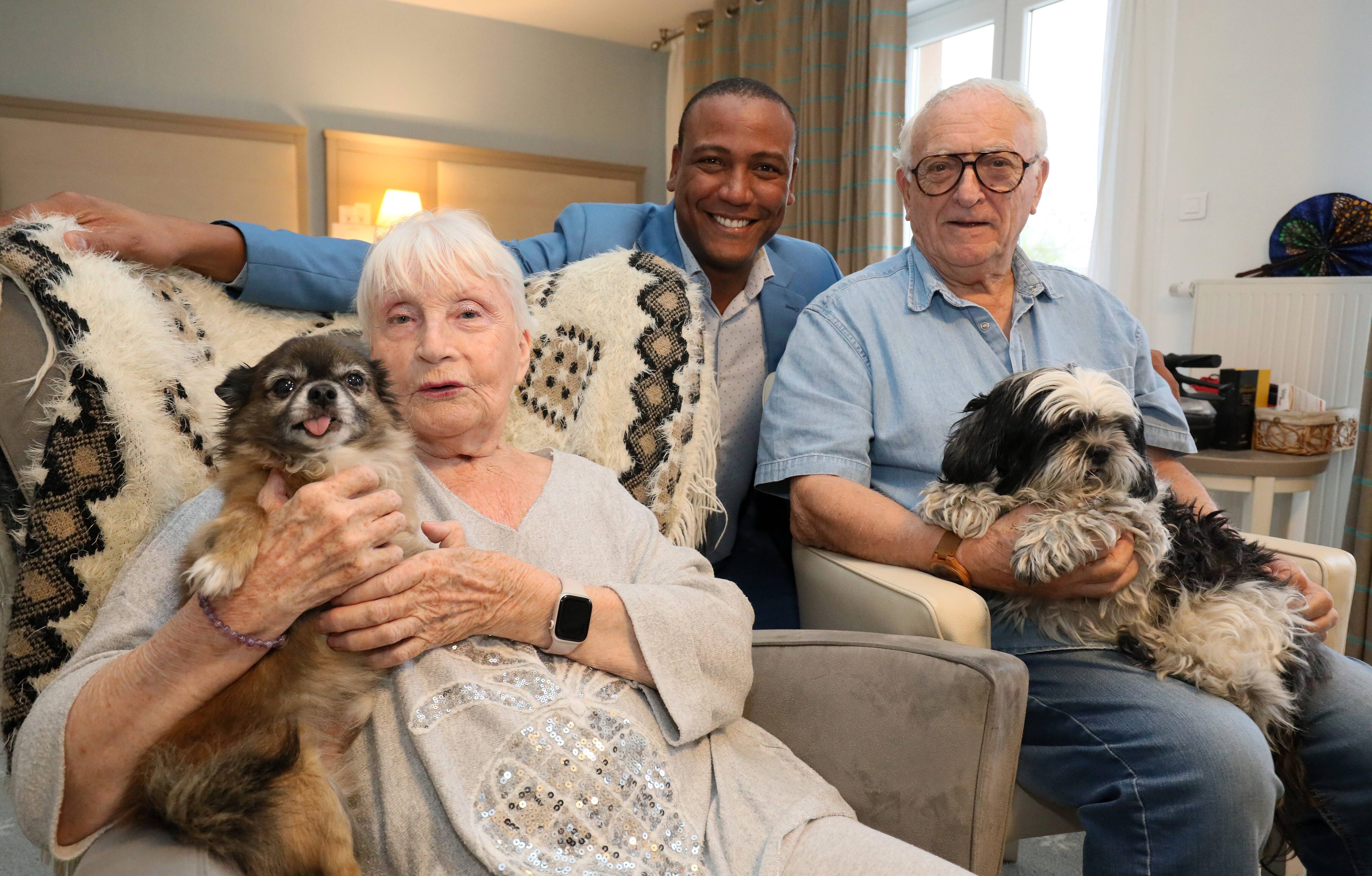 "C'est sûr que nous vieillissons mieux avec eux": dans cette maison de retraite, Laure et Jacques vivent avec leurs animaux de compagnie