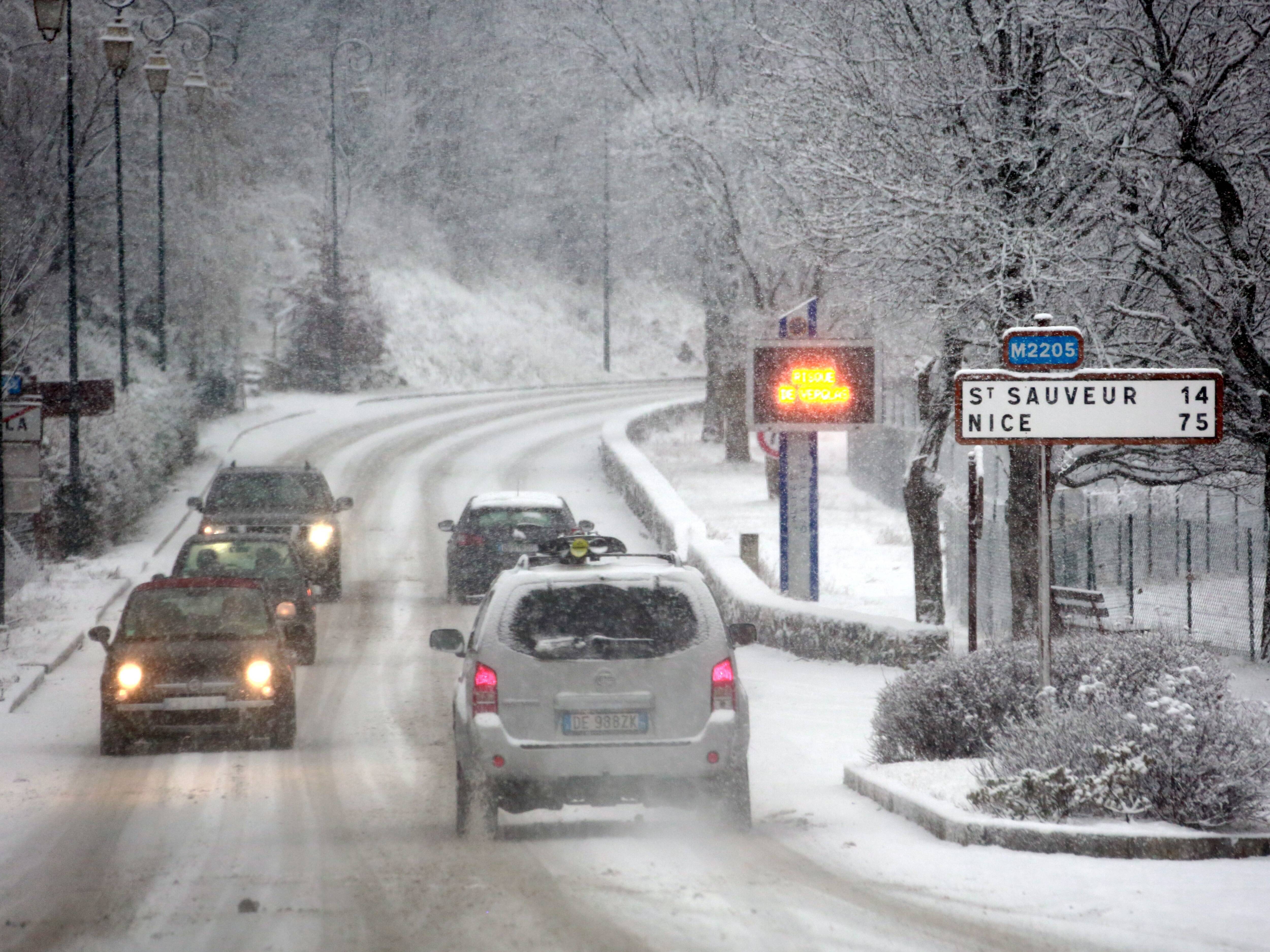Trois bus en difficulté sur la route d'Isola dont un en partie dans le vide, une intervention est en cours