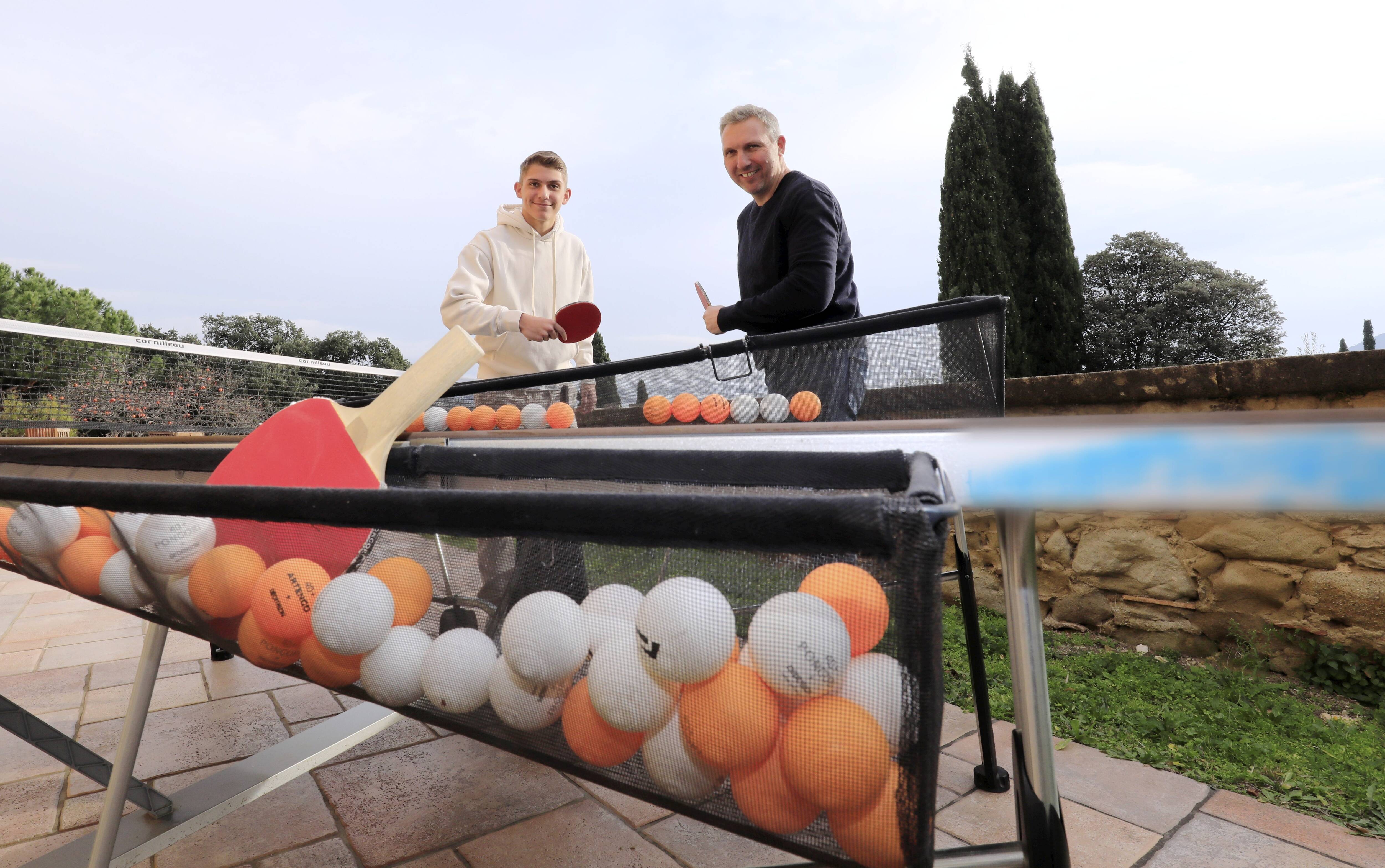 "On s'est dit, c'est fou personne n'y a pensé avant": à 15 ans, cet Azuréen et son père ont inventé des gouttières pour récupérer les balles de ping-pong